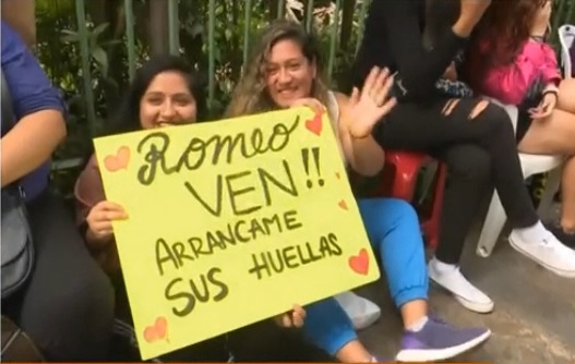 Fanaticos de Romeo Santos hacen largas colas para su concierto. ATV