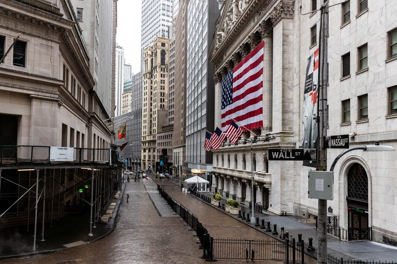 Imagen de archivo de la Bolsa de Valores de Nueva York en el distrito financiero de Manhattan, en medio del brote de coronavirus en Nueva York, EEUU (REUTERS/Jeenah Moon)