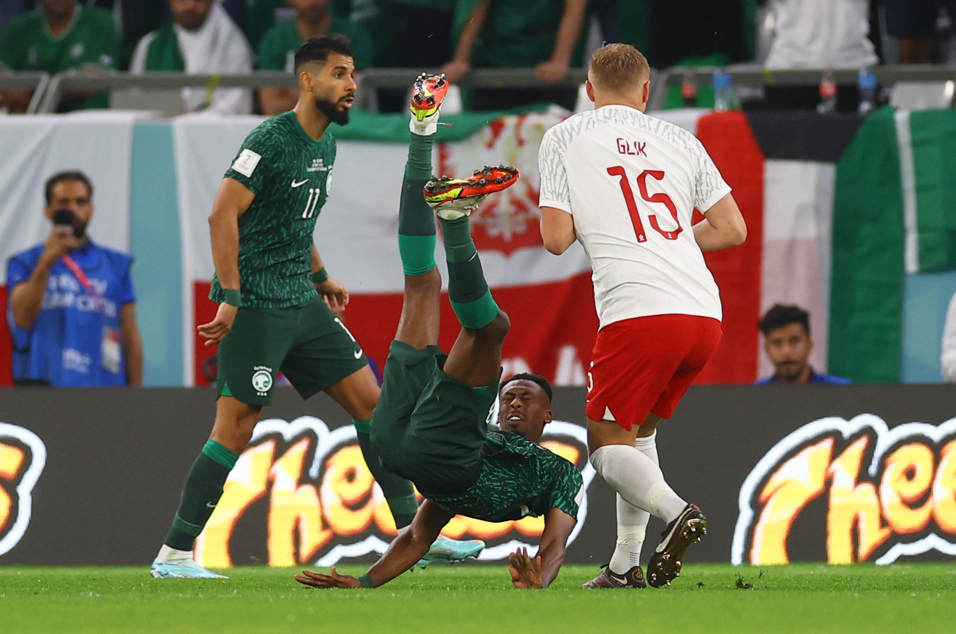Remate de chilena por parte del centrocampista arabe, Mohamed Kanno, aunque sin dirección de gol.  REUTERS/Kai Pfaffenbach