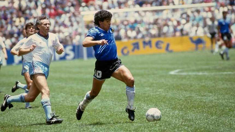 Maradona sigue dejando ingleses en el camino -Peter Reid- y se dirige a convertir el gol más festejado de toda su cosecha. El 2-0 contra Inglaterra en el Mundial de 1986, hecho con el pie de Dios.