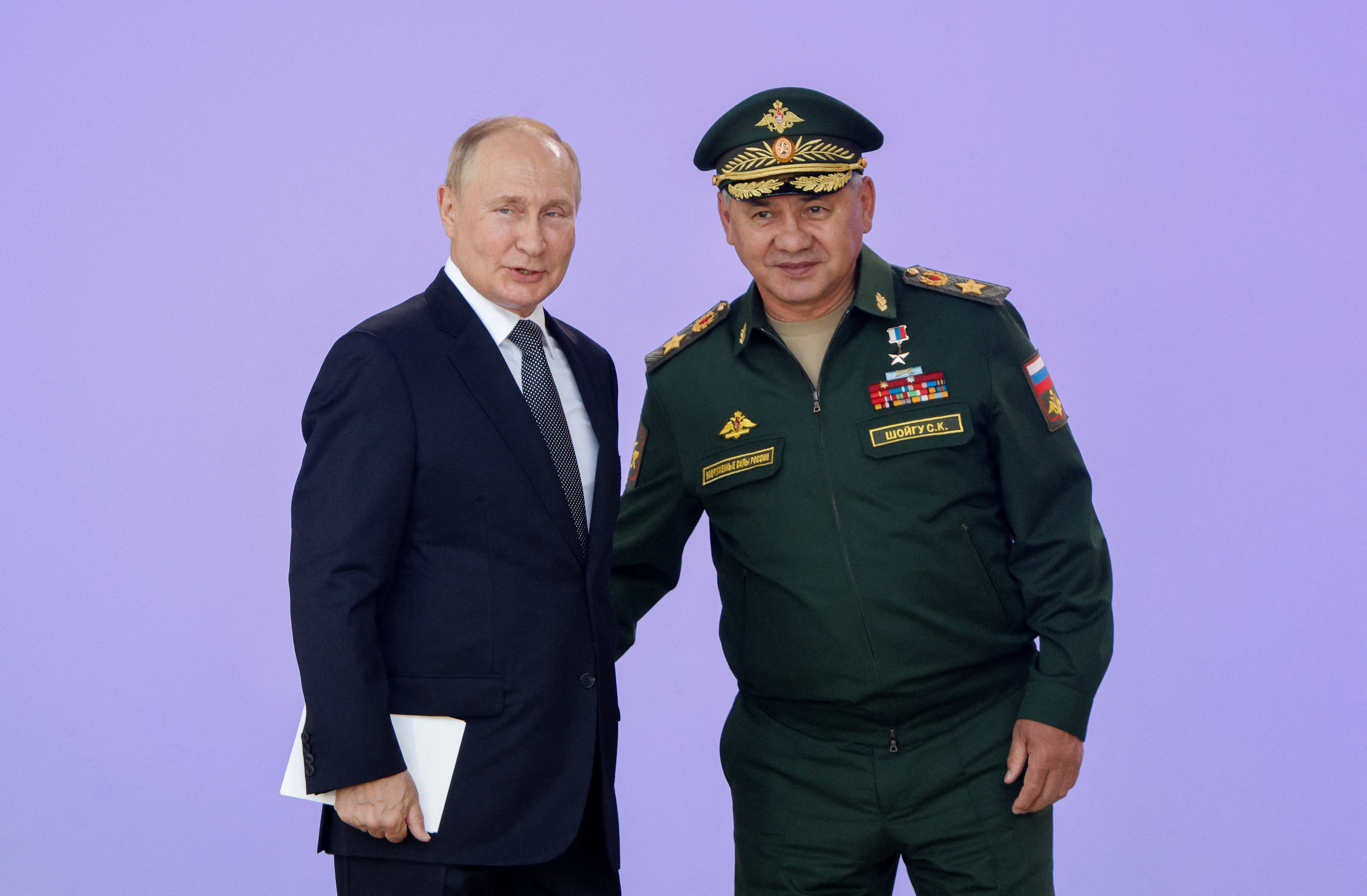 Vladimir Putin junto al ministro de Defensa, Sergei Shoigu (Reuters)
