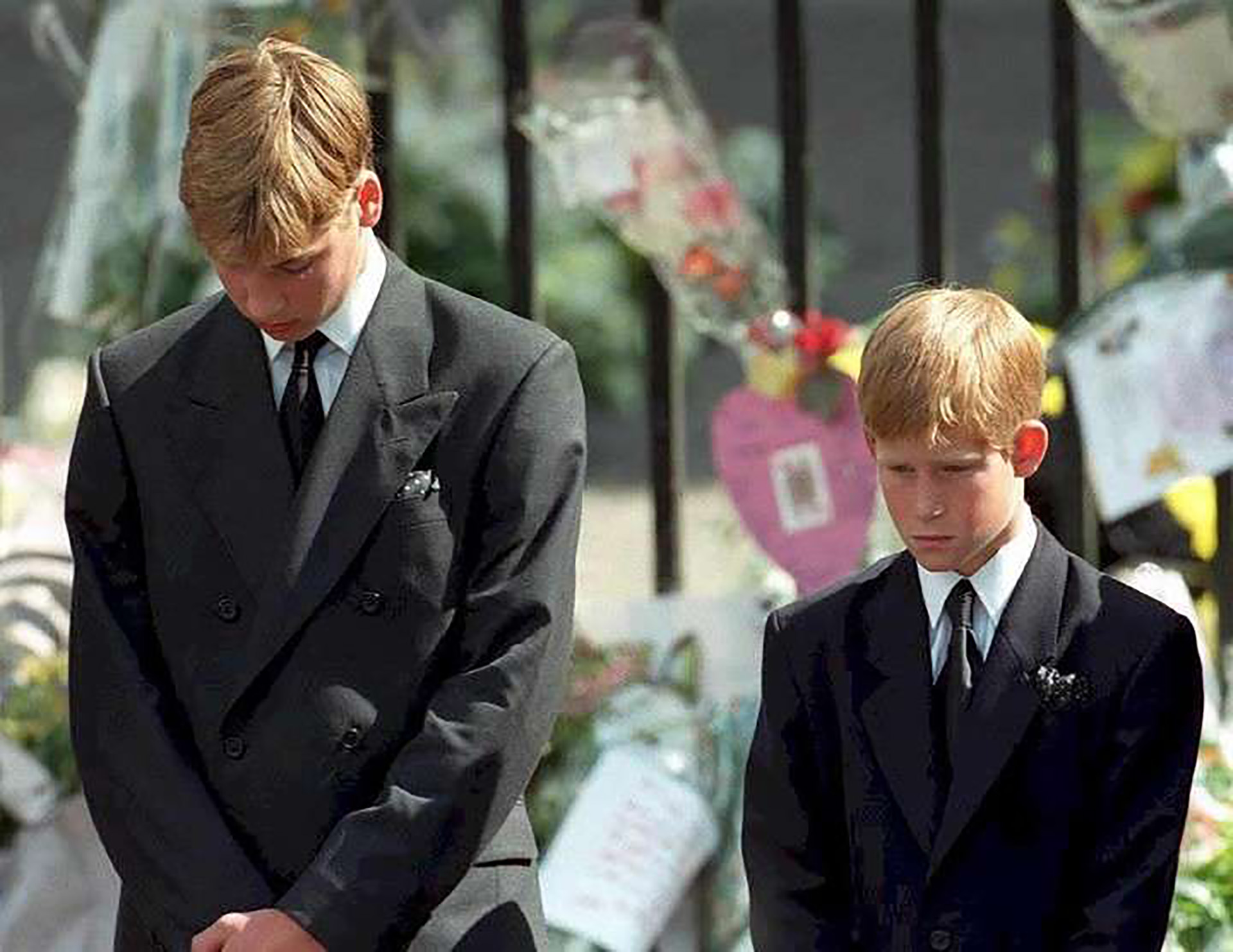 El príncipe William y su hermano, Harry, en el velorio de su madre, en septiembre de 1997 (AFP)