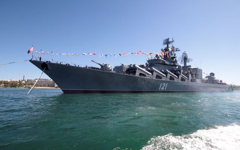 Foto de archivo del buque ruso Moskva en el puerto ucraniano de Sebastopol (REUTERS/Stringer)