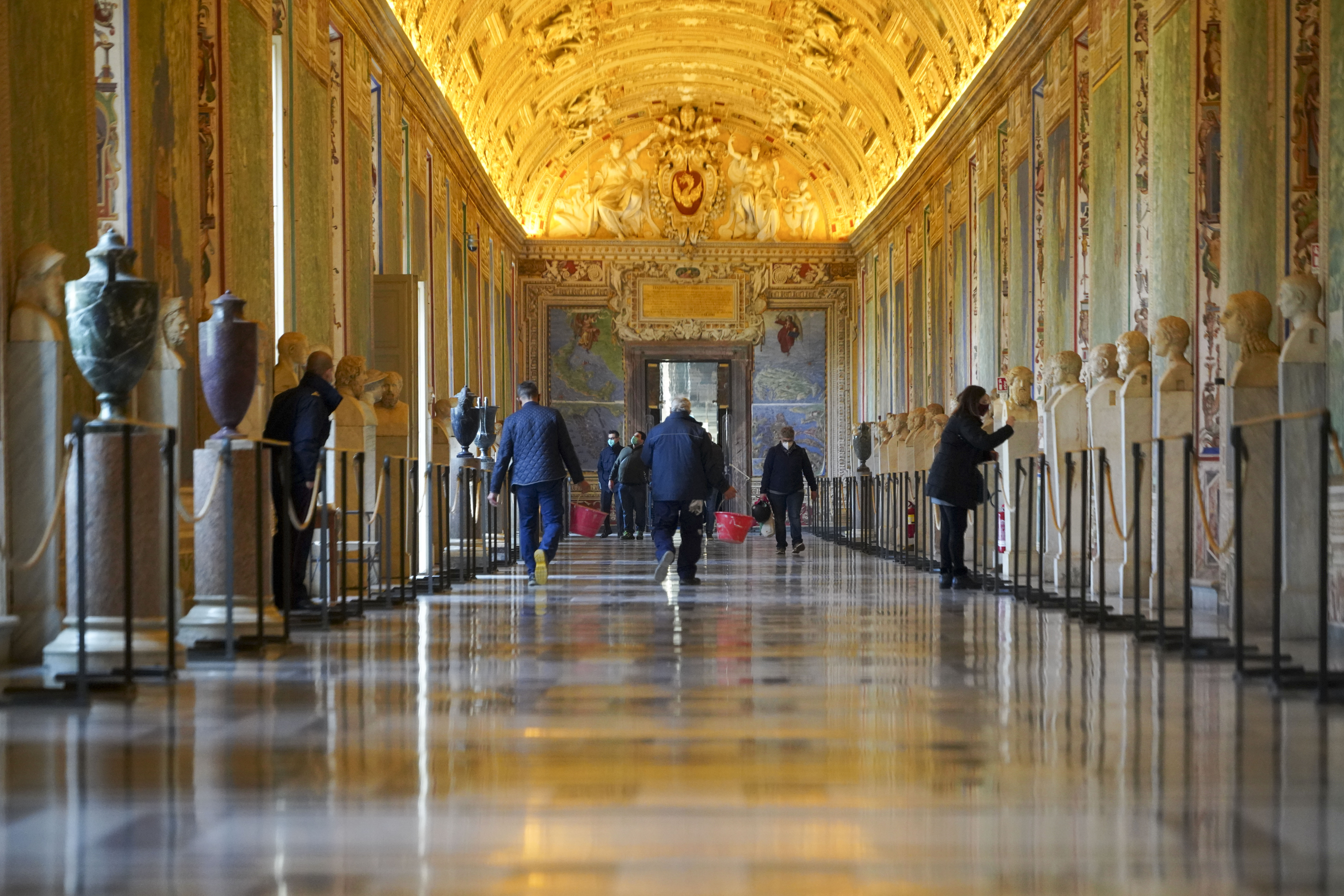 El Vaticano saca de la cámara secreta las vestimentas de san Pedro y san Juan