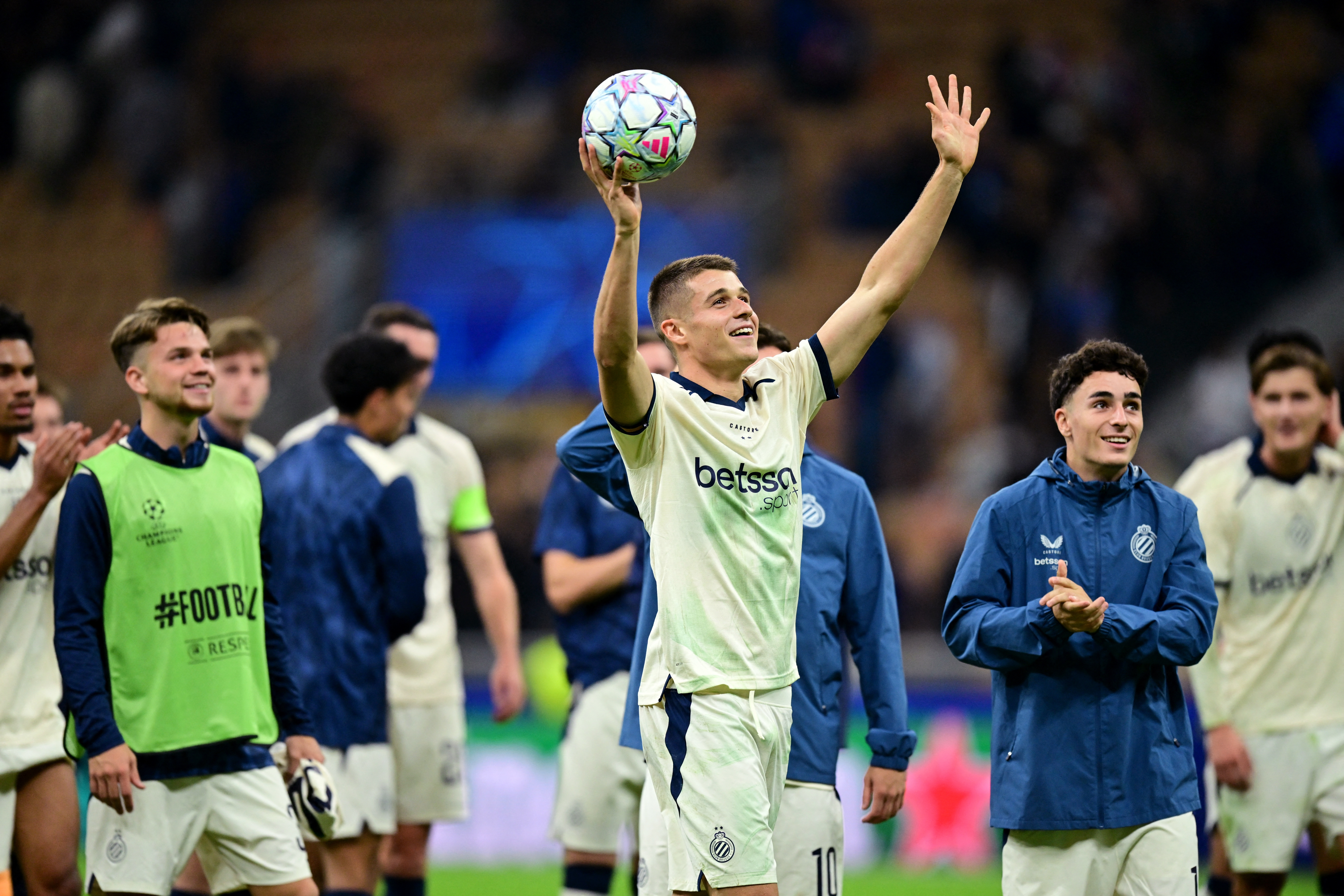 Tresoldi se lleva la pelota luego de sus tres goles al Inter Milan con el Club Brujas por la Champions League en San Siro, Milán (REUTERS/Daniele Mascolo)