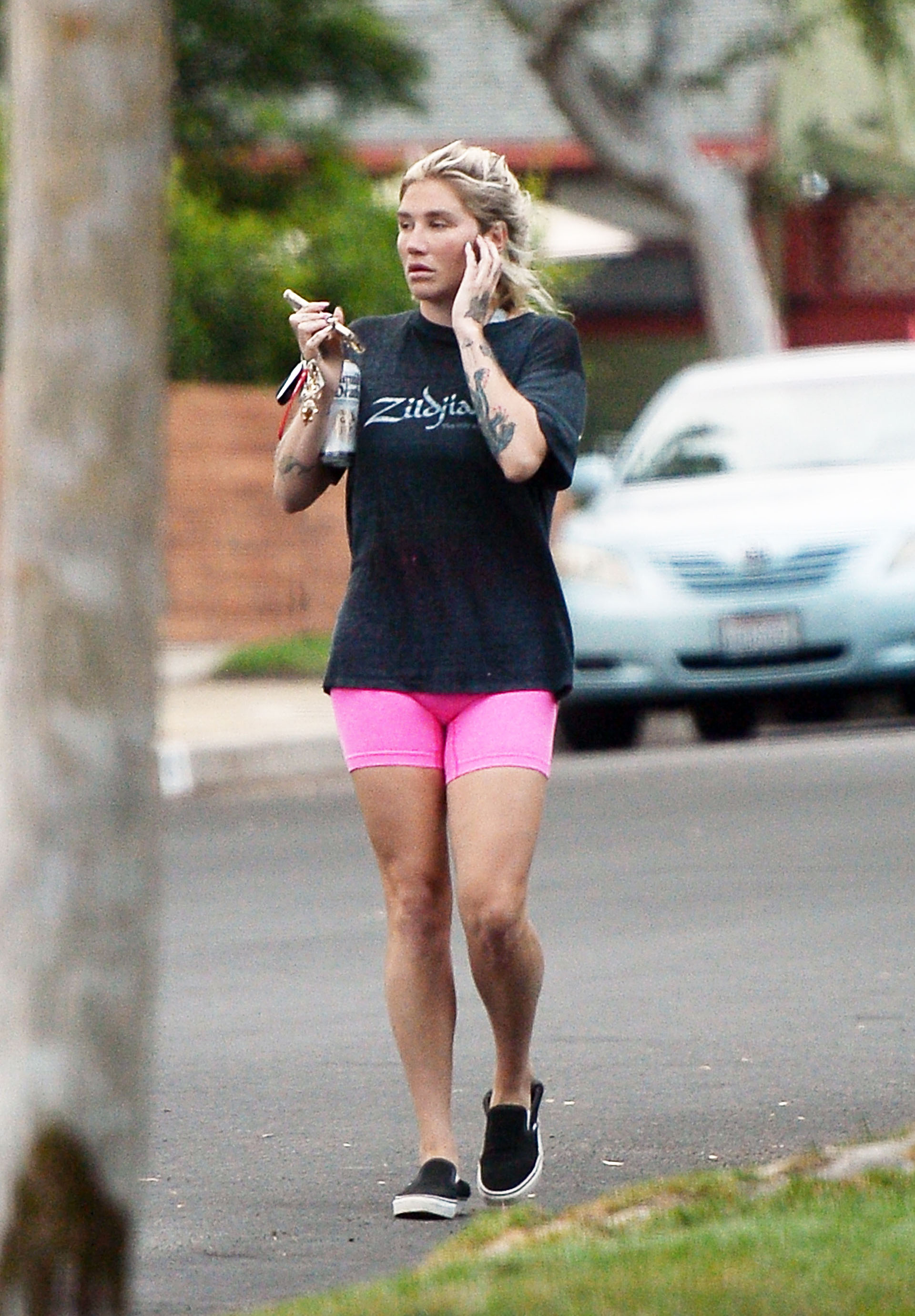 Día de entrenamiento. Kesha Steps salió a caminar por las calles de Los Ángeles. La cantante lució unas calzas deportivas color fucsia y una remera negra con una inscripción adelante