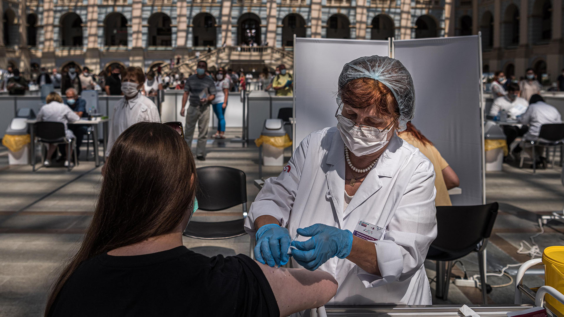 Una trabajadora de la salud administra una vacuna contra el COVID-19 en Moscú, el 6 de julio de 2021. 
(Sergey Ponomarev/The New York Times).