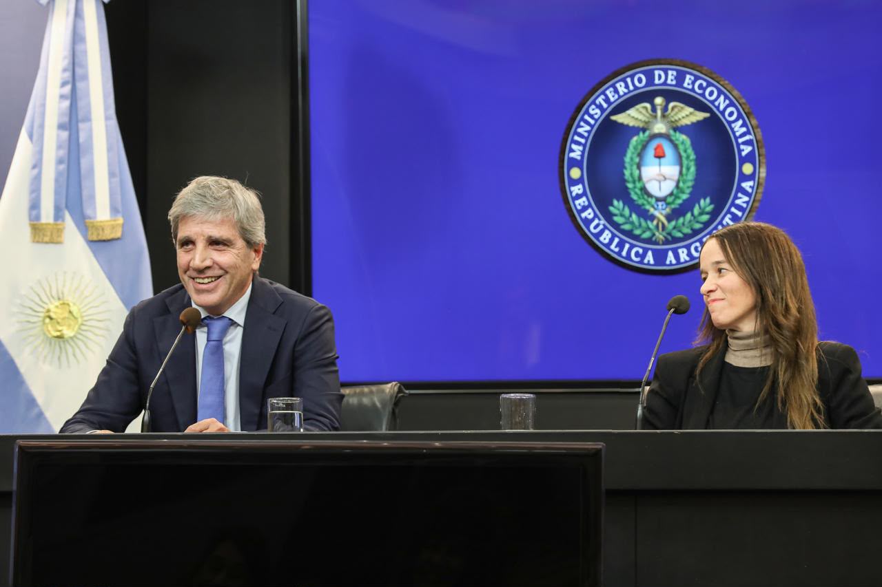Caputo presentó el nuevo proyecto de Inocencia Fiscal: "Tener los dólares debajo del colchón es un muy mal negocio"