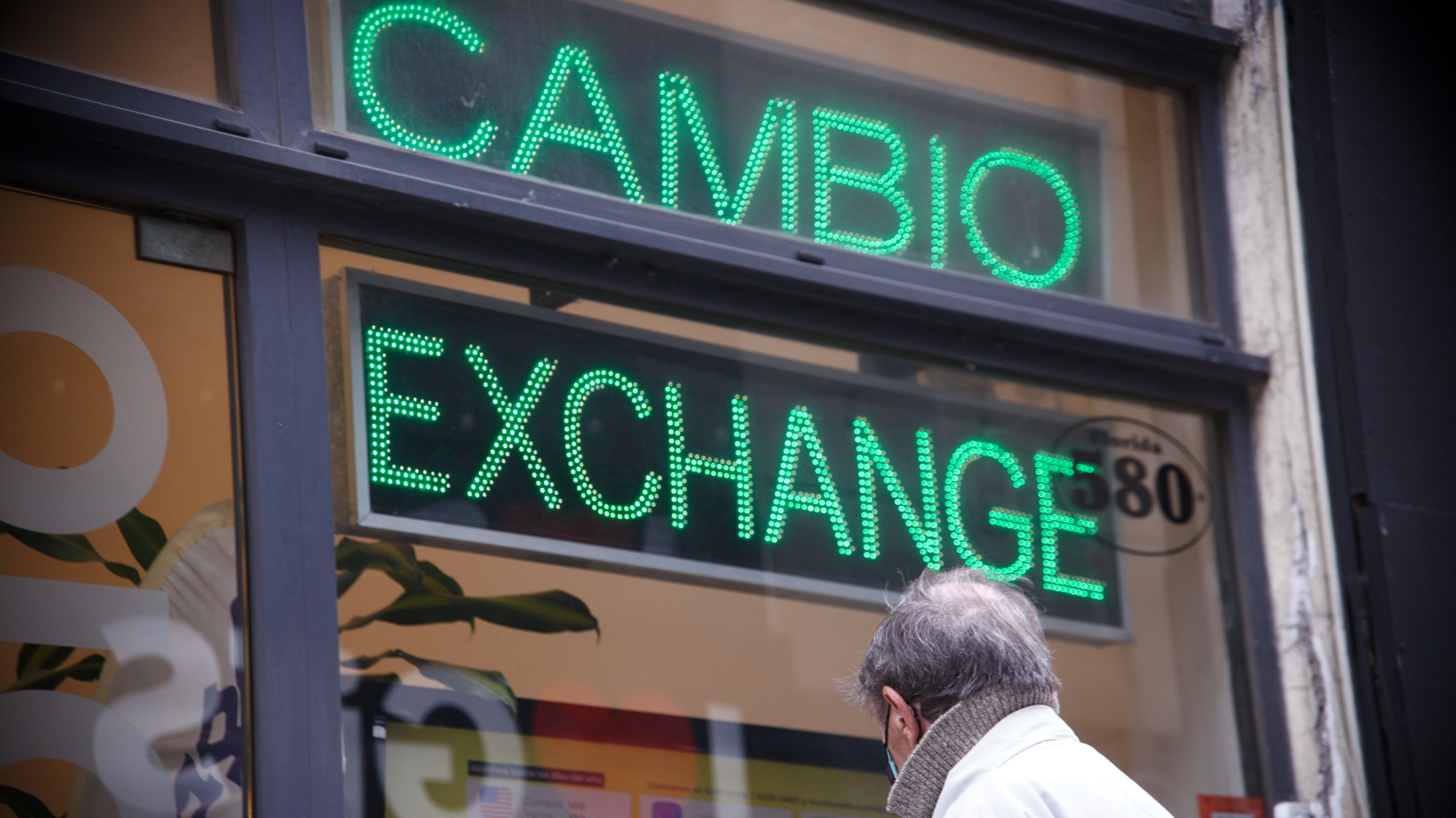 La brecha cambiaria con el dólar mayorista alcanzó el 107,7 por ciento. (Roberto Almeida)
