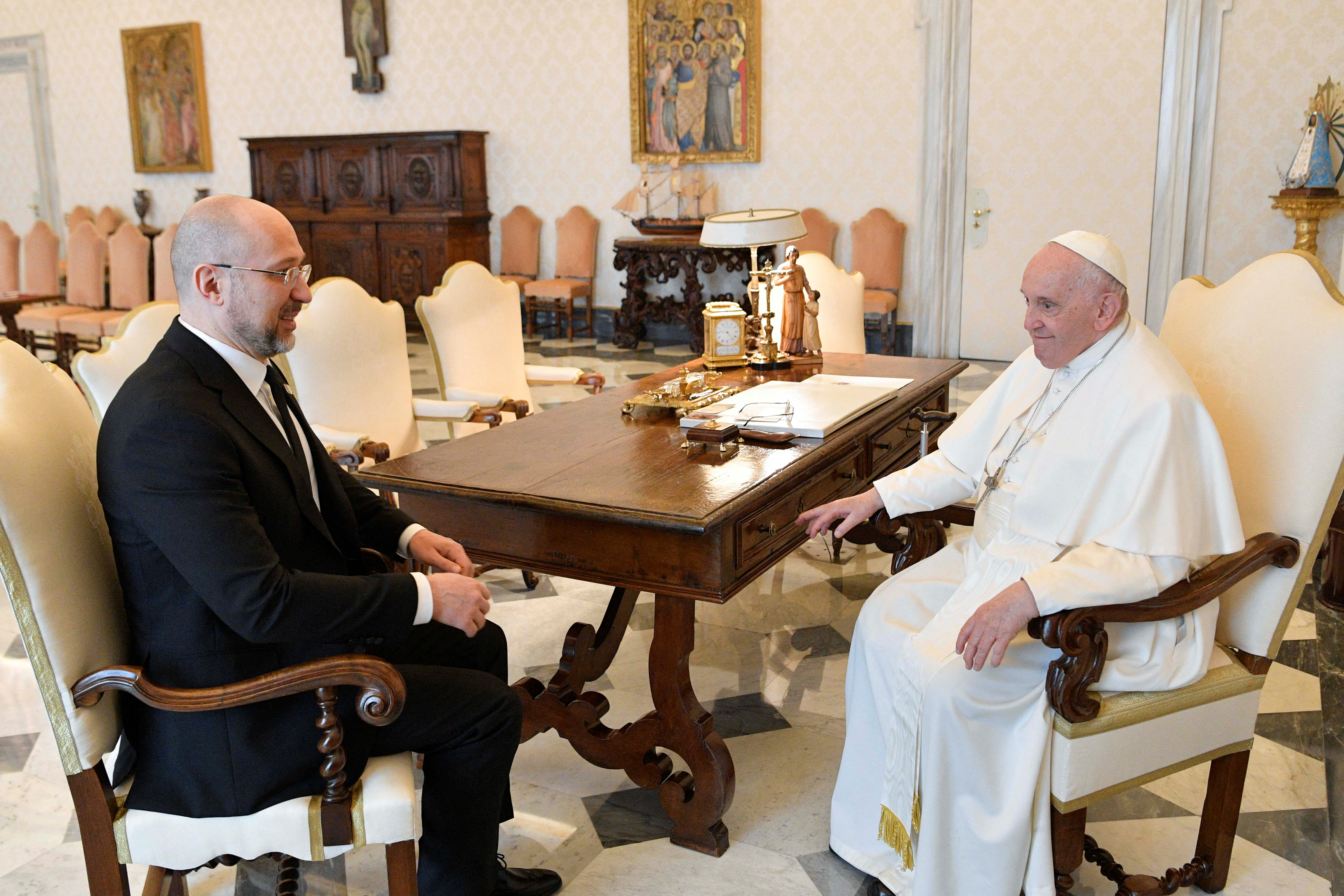 Shmyhal invitó de nuevo al pontífice a que vaya a visitar Ucrania. (Vatican Media/Reuters)