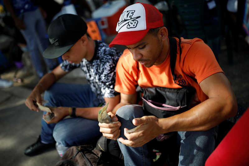 Inmigrantes venezolanos cuentan pesos colombianos en Villa del Rosario, Colombia (Reuters)