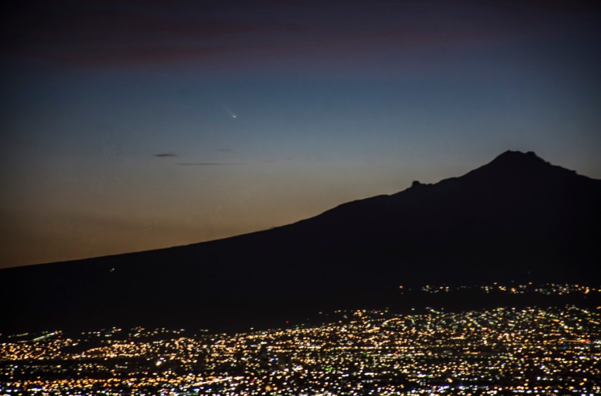Imagen tomada antes del amanecer desde la ciudad de Puebla, al costado izquierdo del volcán la Malinche (Foto: @Efren_Cielo)