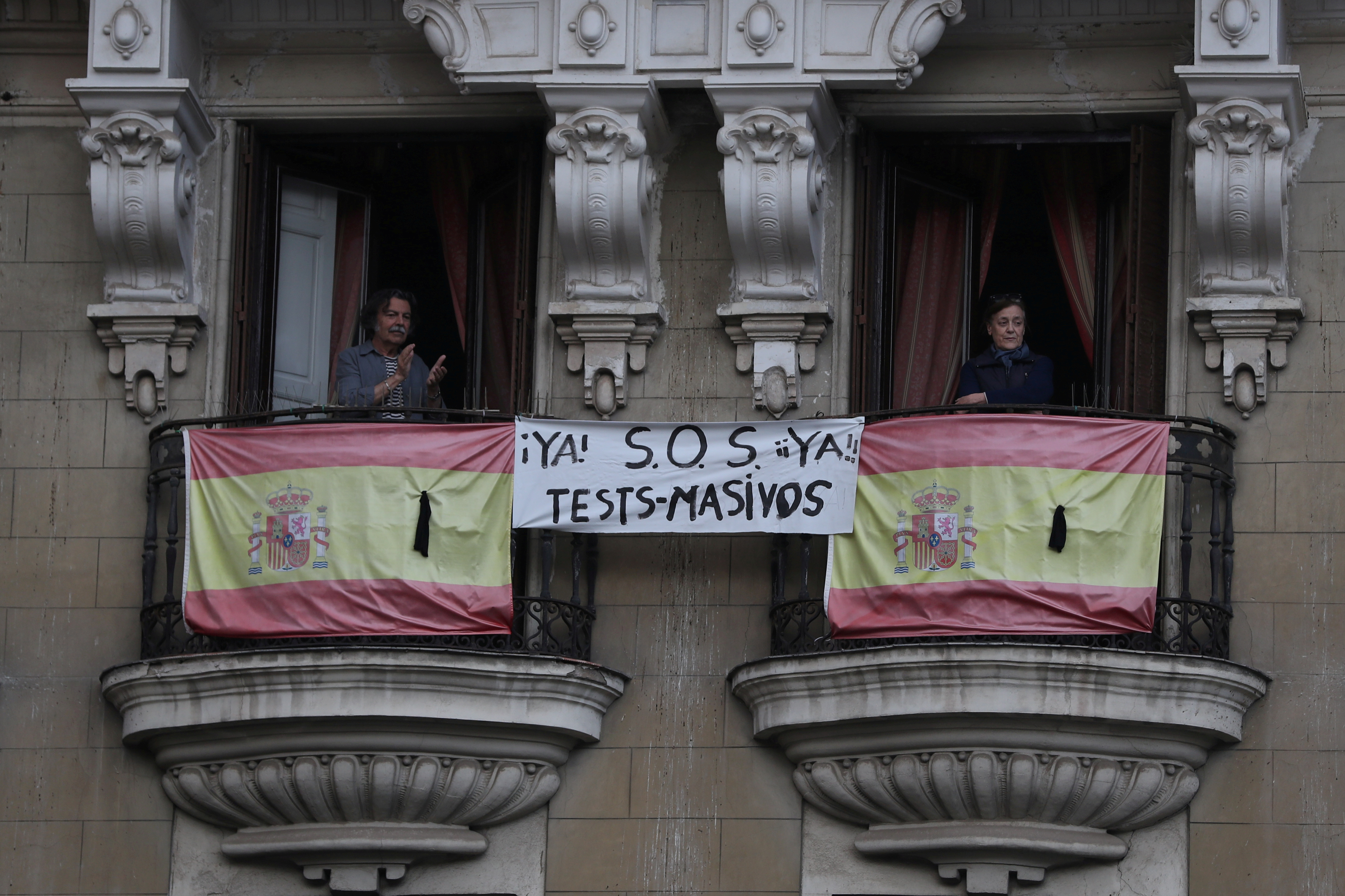 "S.O.S. Testeos masivos ya" se lee en la pancarta de un balcón de Madrid. (REUTERS/Susana Vera/archivo)