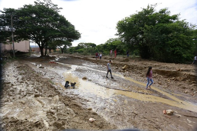Al menos 412 pueblos afectados y 79 muertos deja la ola invernal en Colombia
