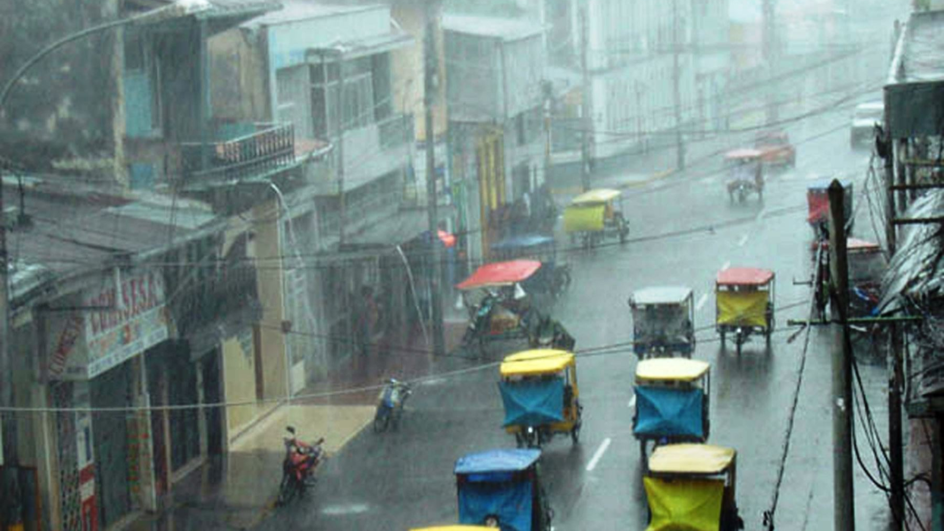 Lluvias torrenciales, corte de luz y fuertes vientos soportó Loreto por más de cinco horas - Infobae