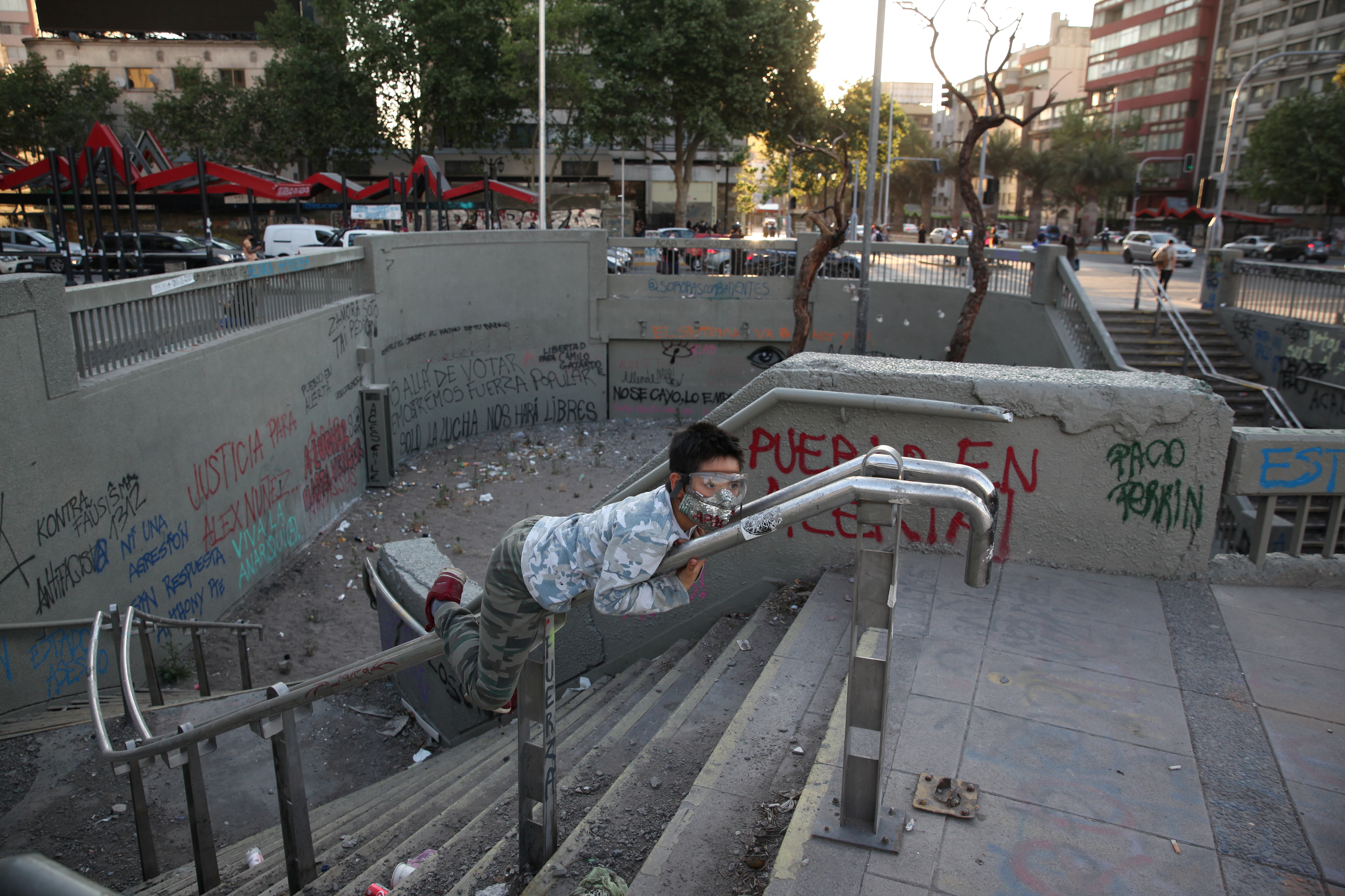 El acceso al metro Baquedano en las protestas chilenas. Hoy luce como un jardín tomado por manifestantes.