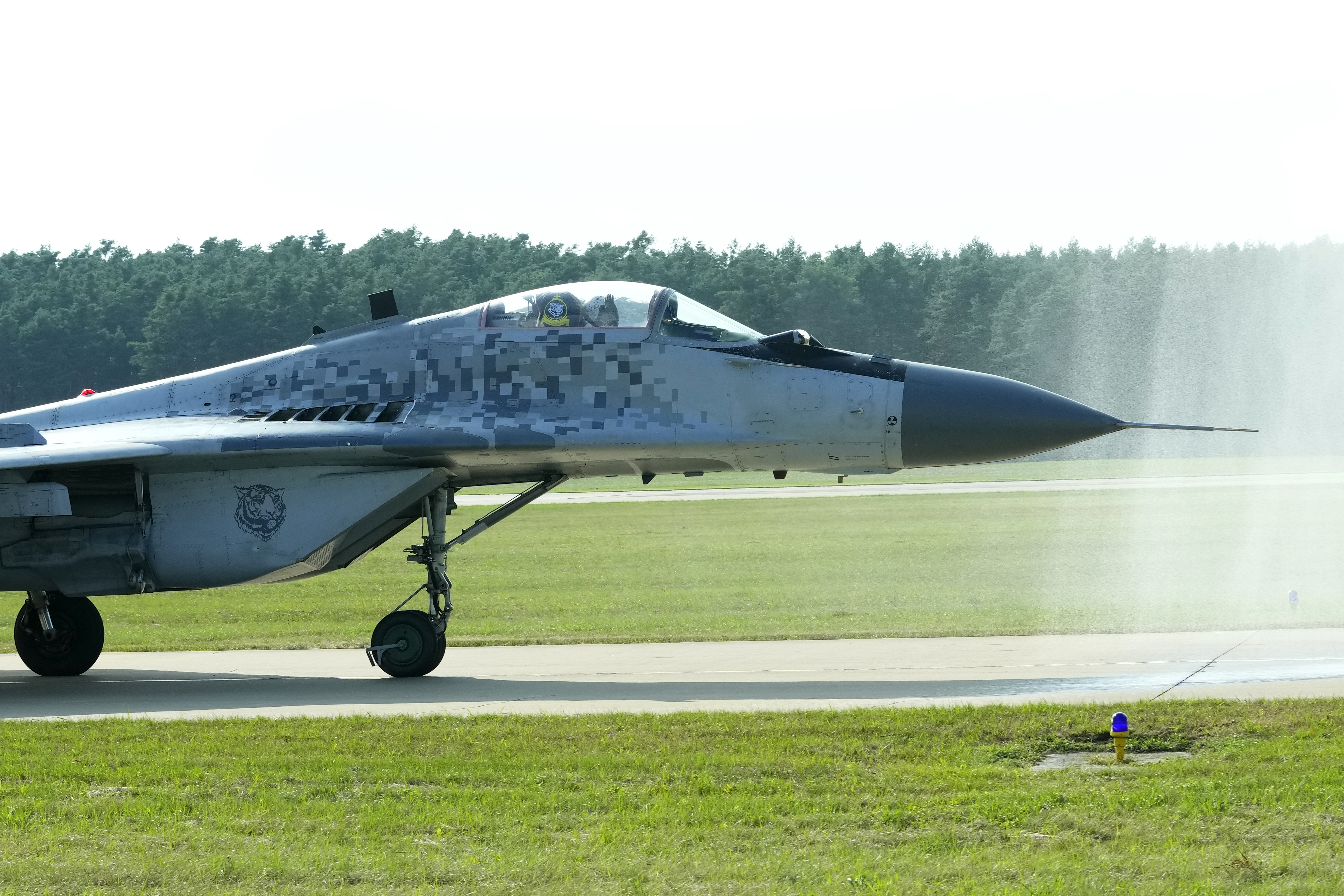 Archivo - Un avión caza MiG-29 de la Fuerza Aérea Eslovaca poco antes de atravesar un chorro de agua durante una exhibición aérea en Malacky, Eslovaquia, el 27 de agosto de 2022. (AP Foto/Petr David Josek, Archivo)