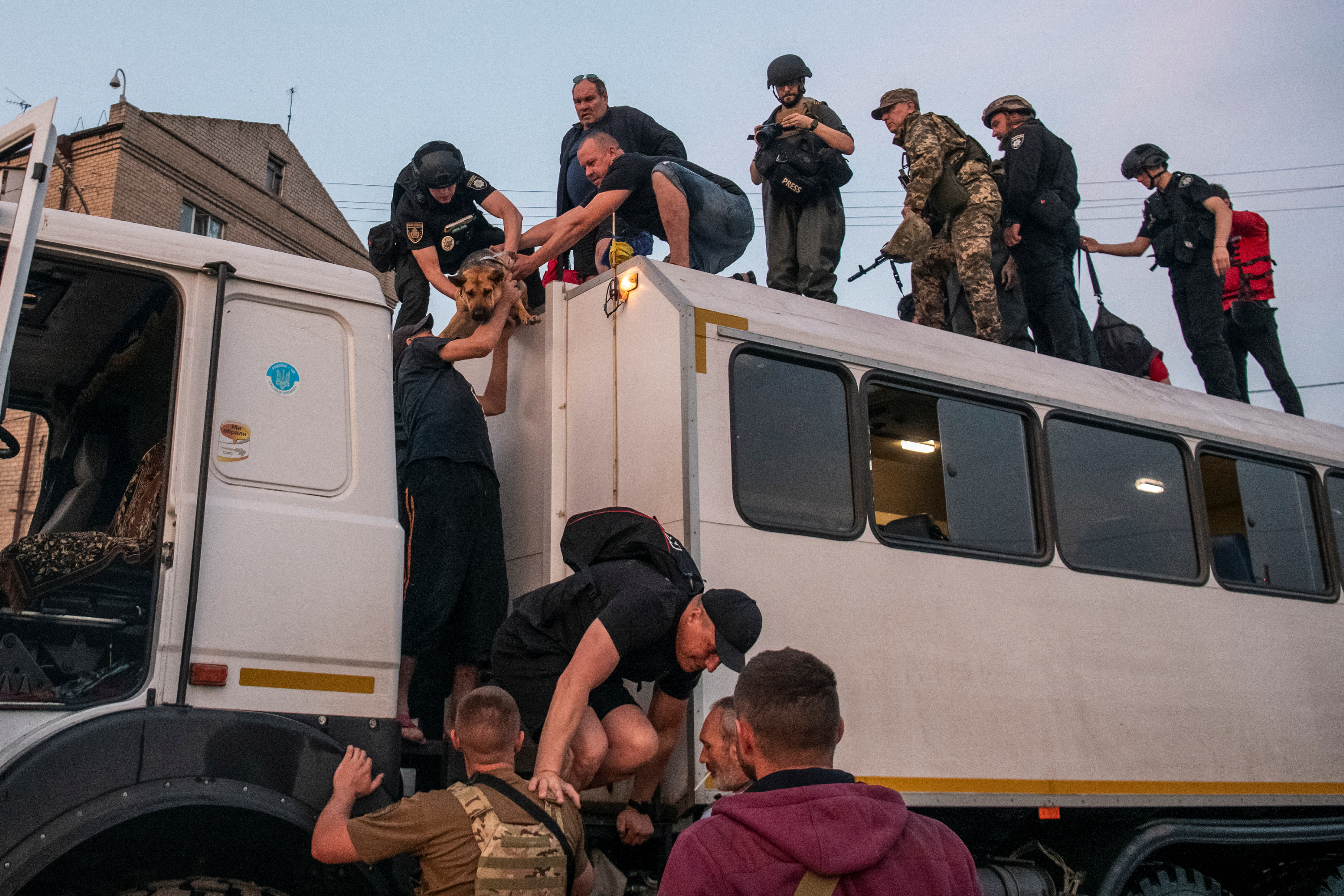 Muchos de los habitantes de una isla cercana a la ciudad de Kherson tuvieron que escapar en camiones militares o balsas mientras el agua subía por las calles y los techos de las casas.

