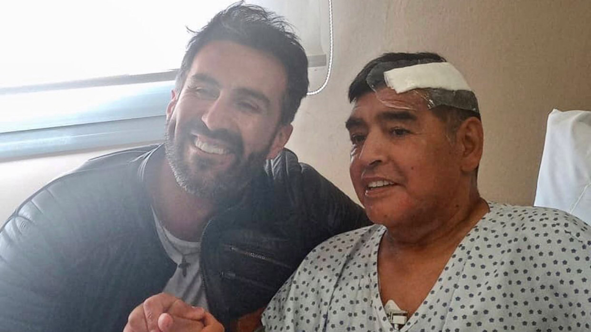La primera imagen de Diego post operación, junto al neurocirujano Leopoldo Luque