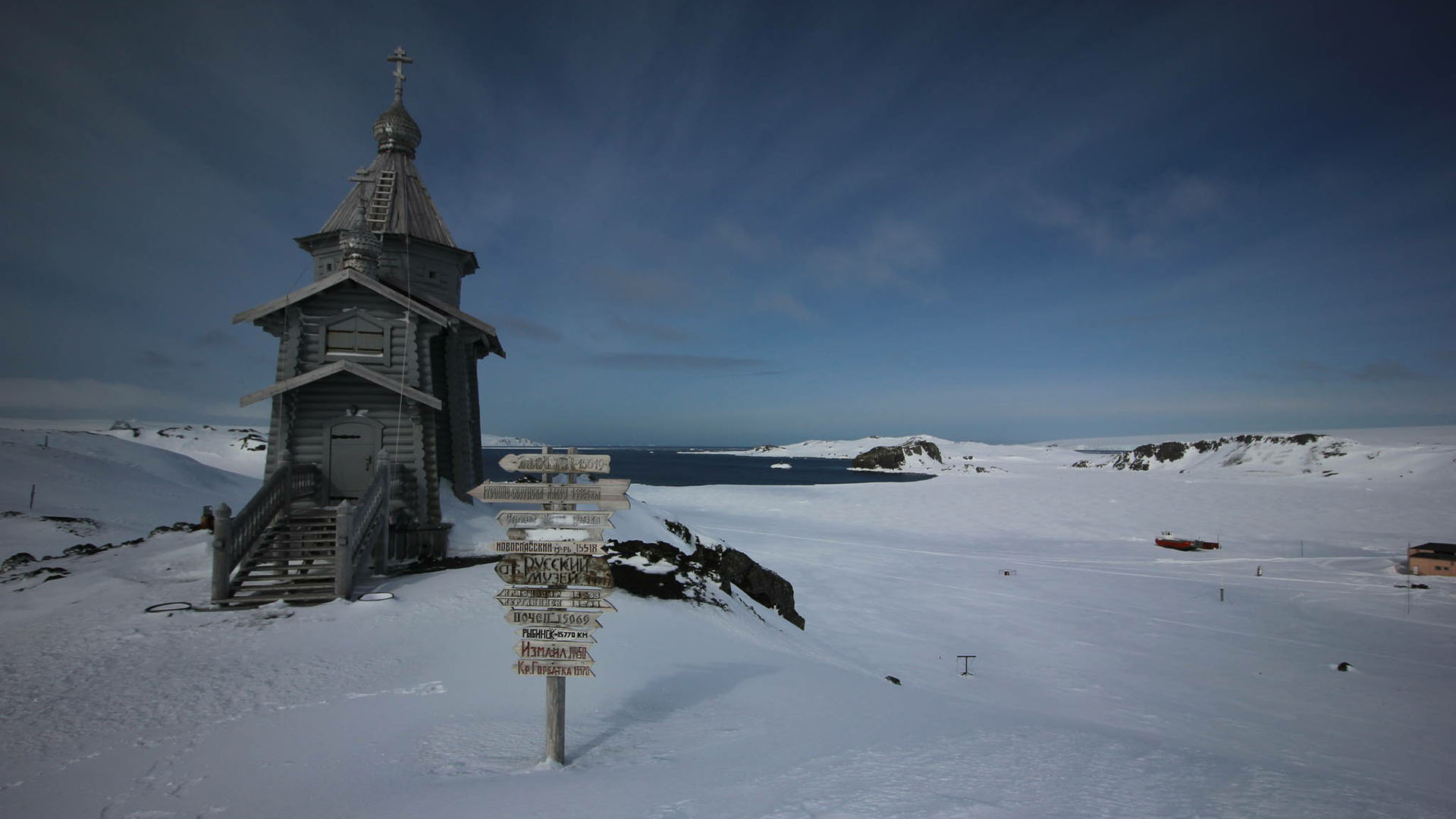 De madera, de metal, en un contenedor marítimo y bajo el hielo: las iglesias de la Antártida que enseñan que la fe no conoce límites
