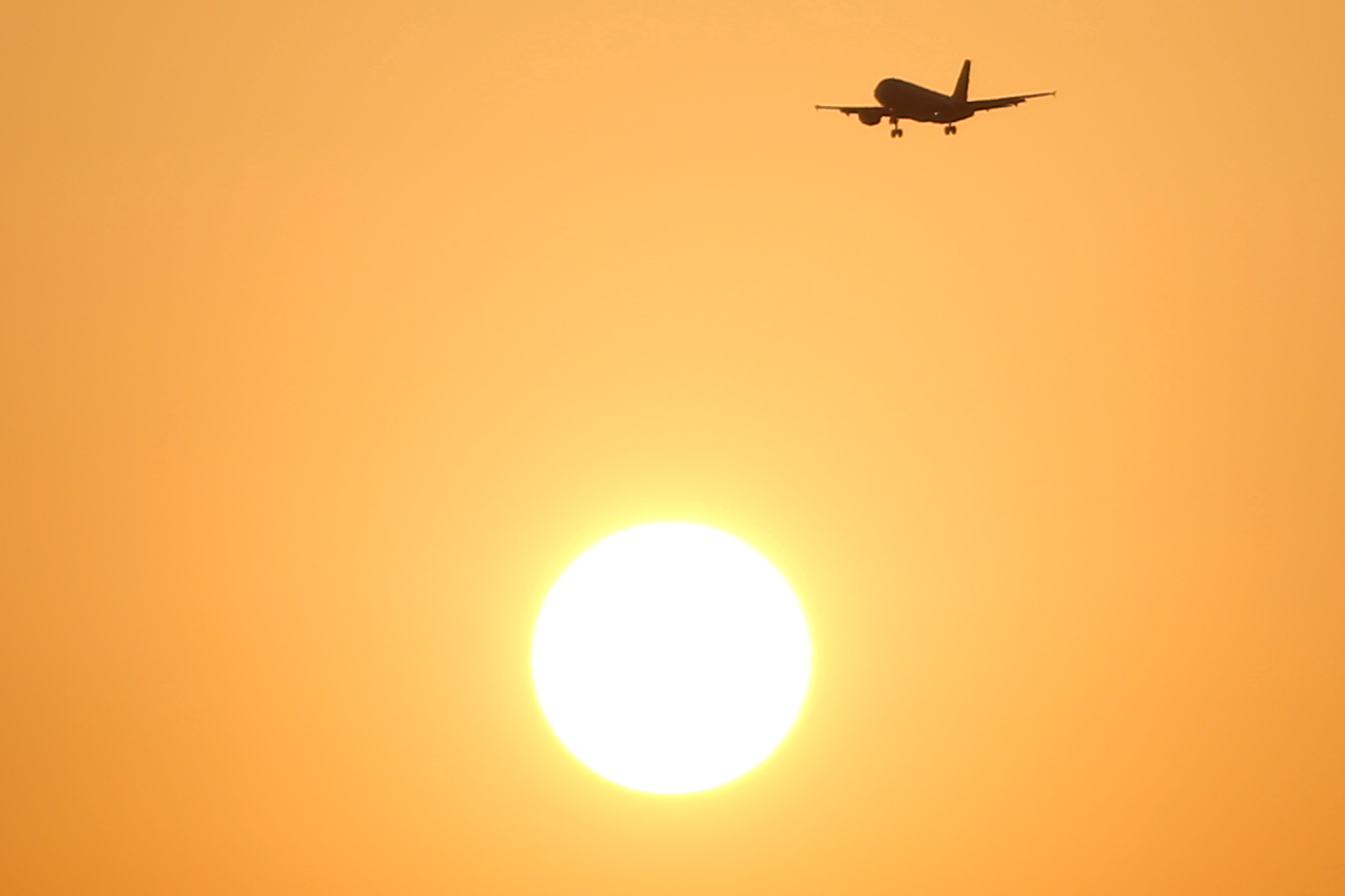 Tras dos años de severas restricciones, la industria aerocomercial comienza a recuperarse. REUTERS/Jon Nazca//File Photo