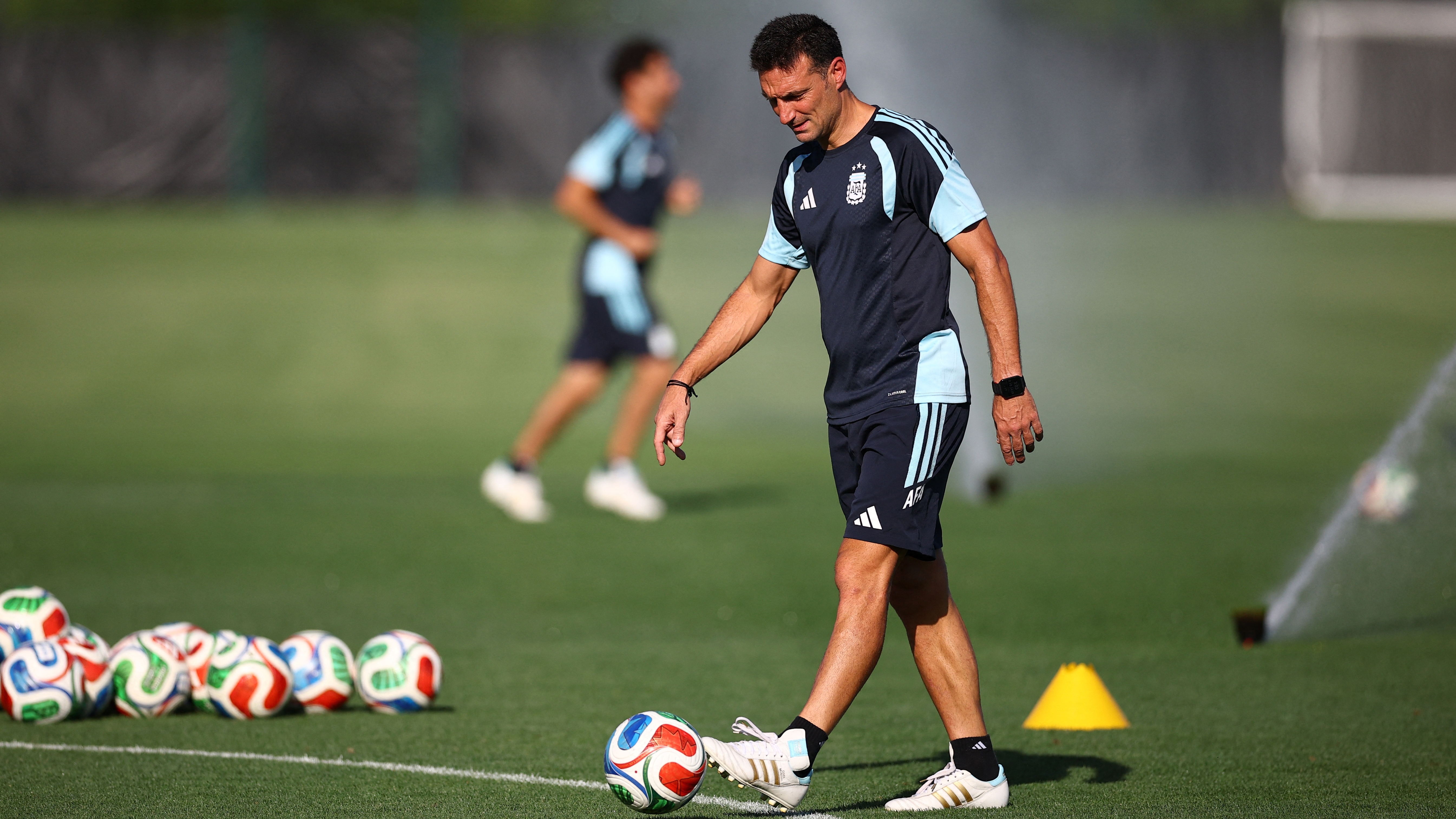 Sonrisas y relajaci&oacute;n: las im&aacute;genes de la primera pr&aacute;ctica de Argentina tras llegar a la final del Mundial y el sutil dardo viral