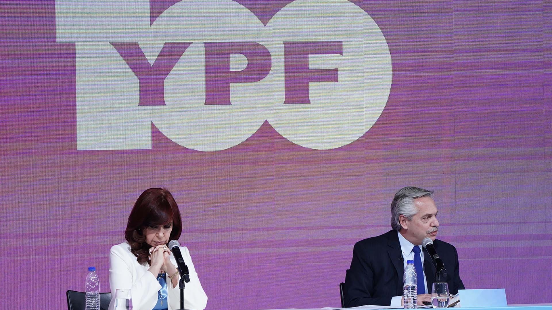 Alberto Fernández y Cristina Fernández de Kirchner comparten un acto oficial de YPF en Tecnópolis