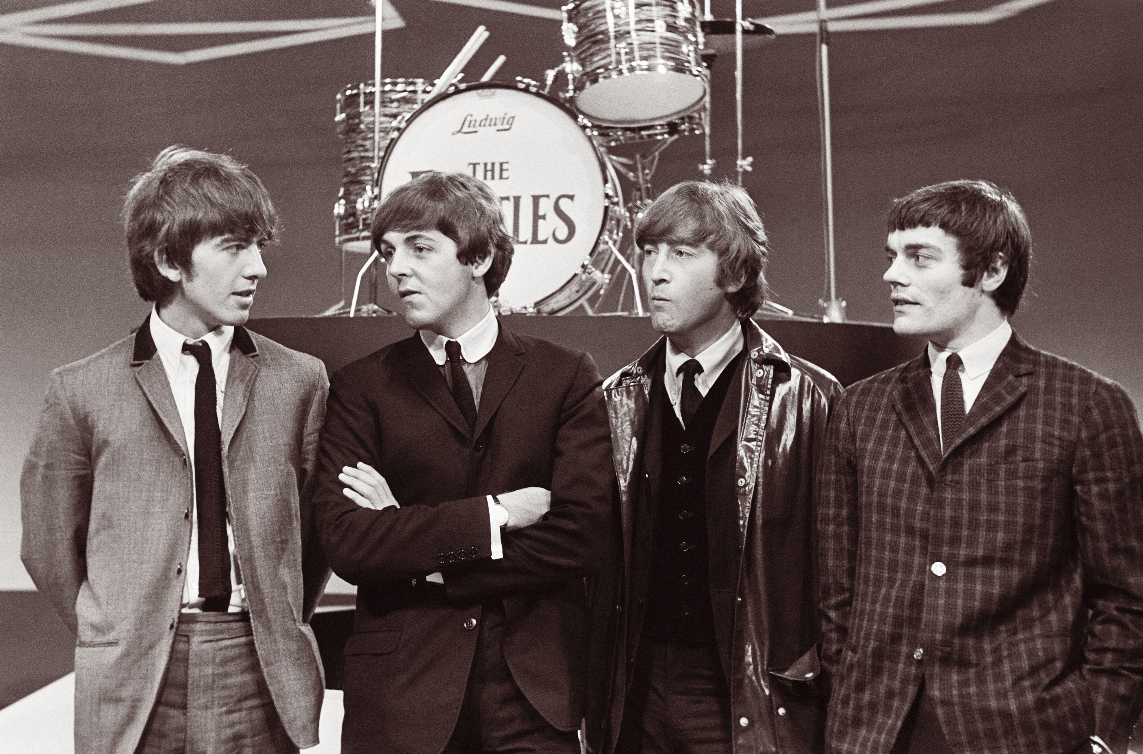 Los Beatles fueron los Beatles pese al primer no; revolucionaron la música, impusieron cuatro voces donde antes reinaban dos dúos, crearon temas inolvidables que llegaron hasta el último rincón del planeta y se separaron, como corresponde, con los malos vientos del hastío, la vanidad y el desdén