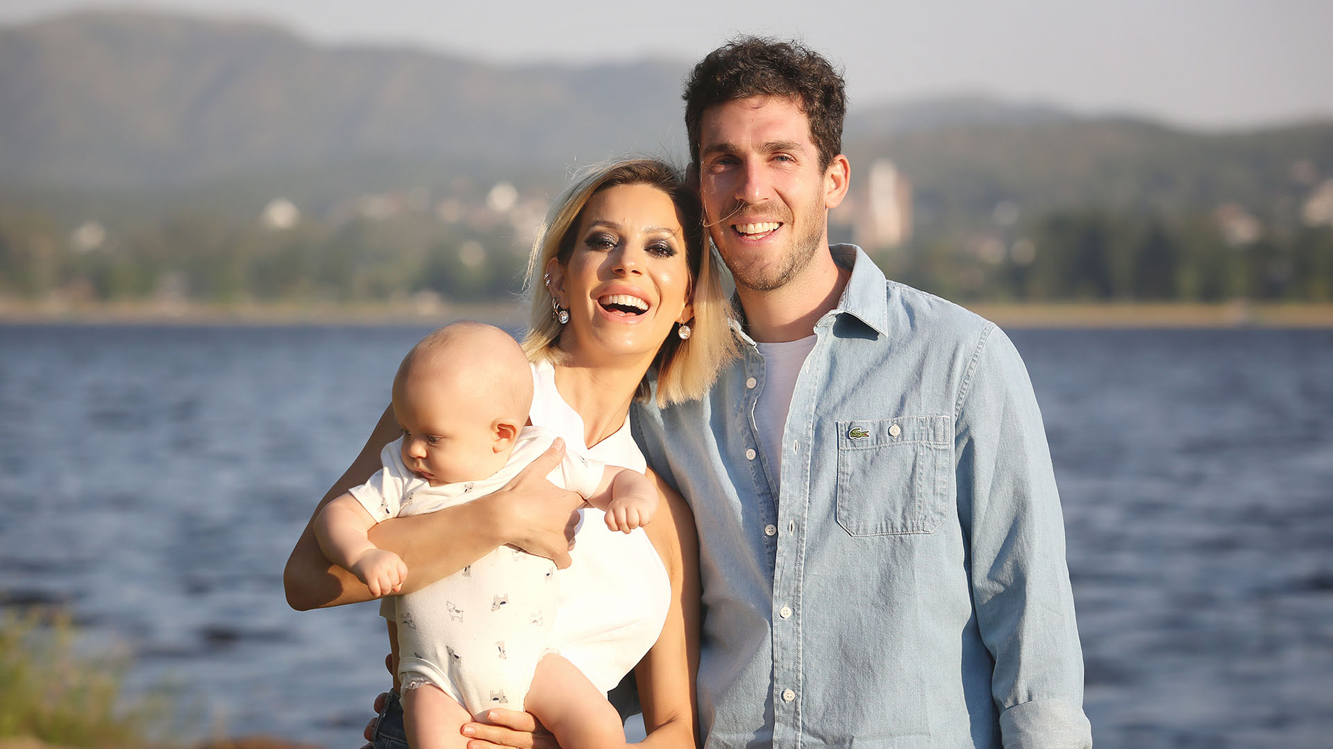 Noelia Marzol, con su hijo y su pareja (Mario Sar) 