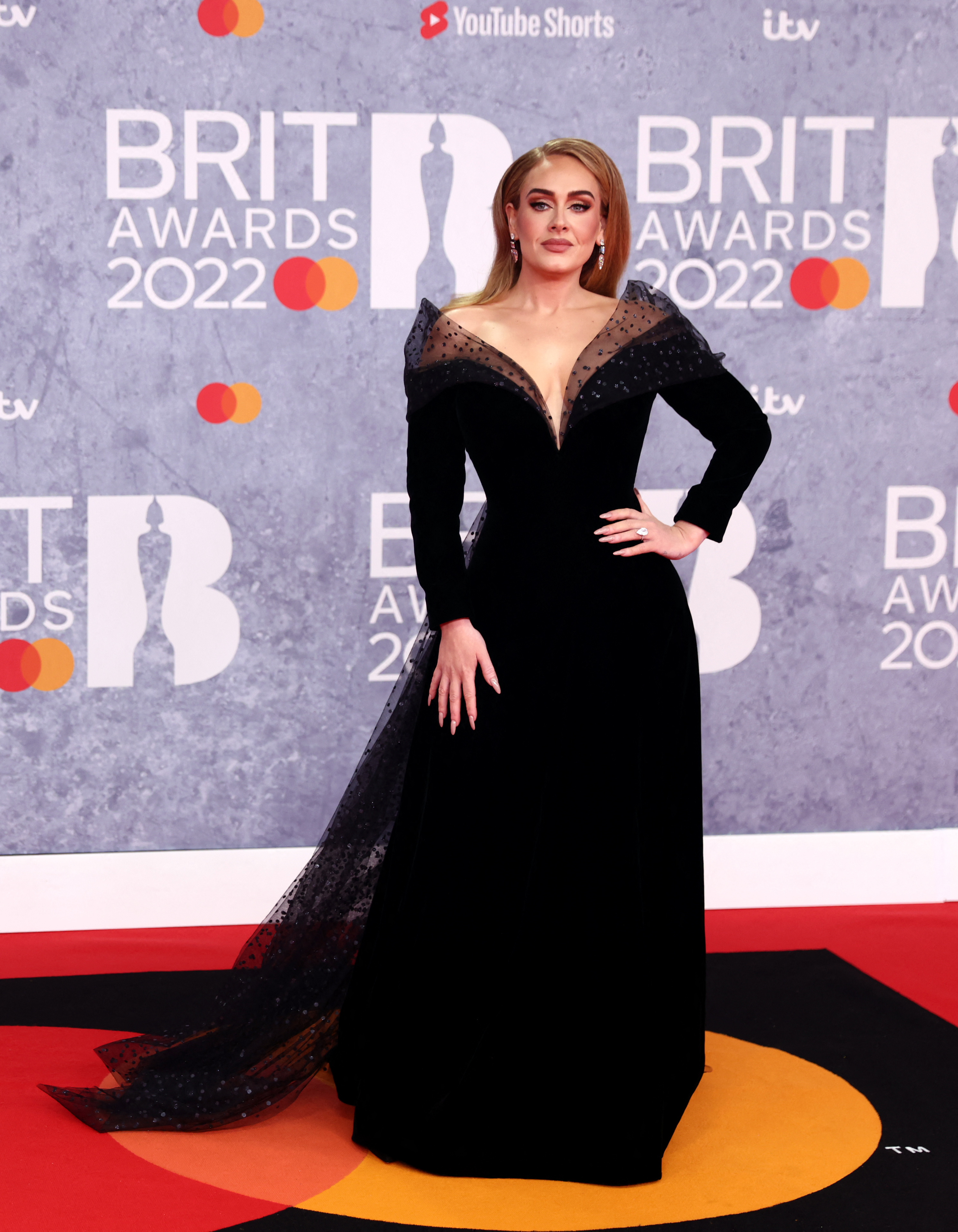 Adele le 8 février 2022 en arrivant aux Brit Awards qui ont eu lieu à Londres (REUTERS/Tom Nicholson)