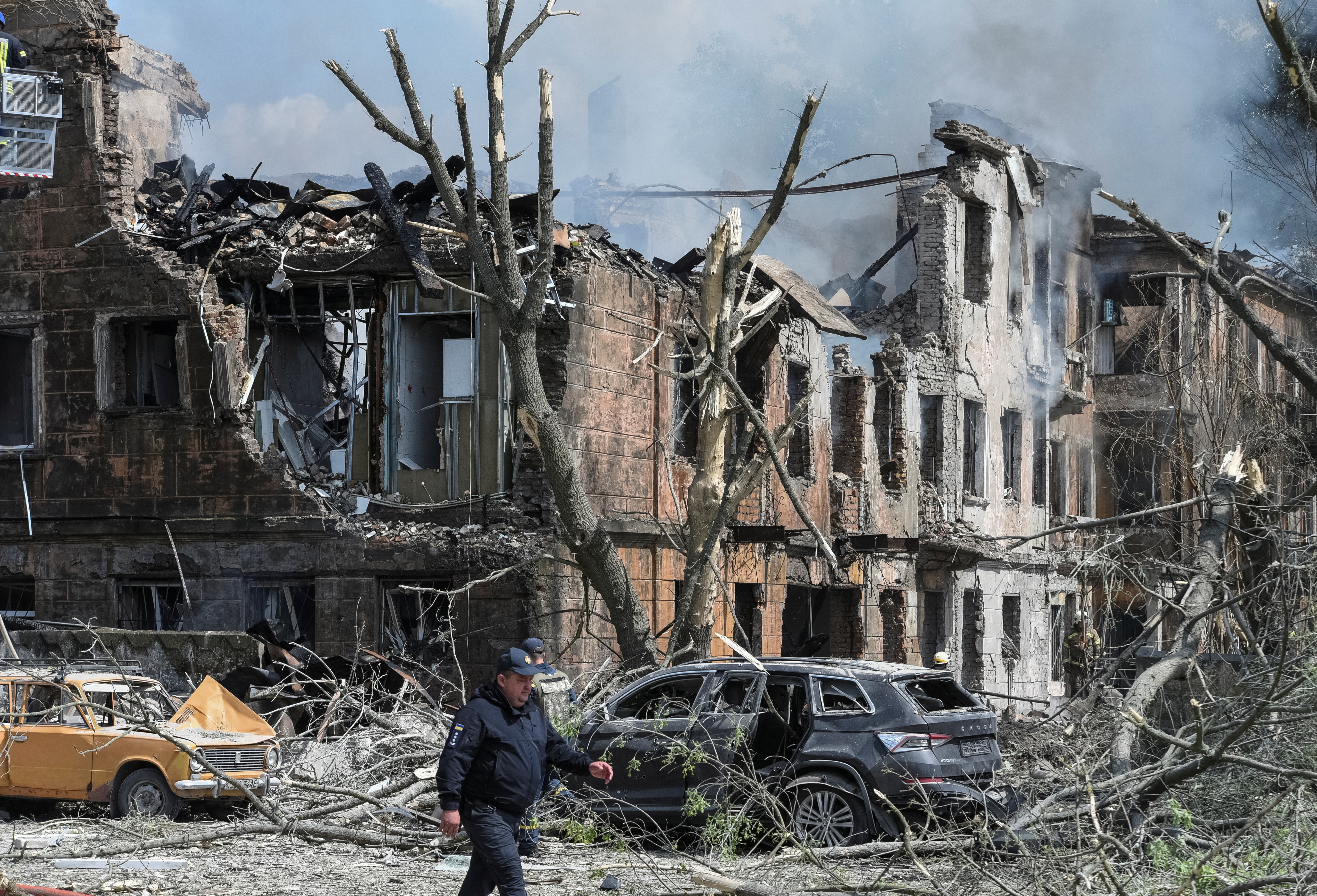 Una vista muestra una clínica fuertemente destruida por un ataque con misiles rusos (REUTERS/Mykola Synelnykov)