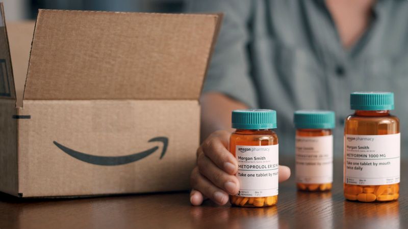 Se ve a una persona con frascos de medicamentos con la marca de Amazon Pharmacy (Foto: Reuters)