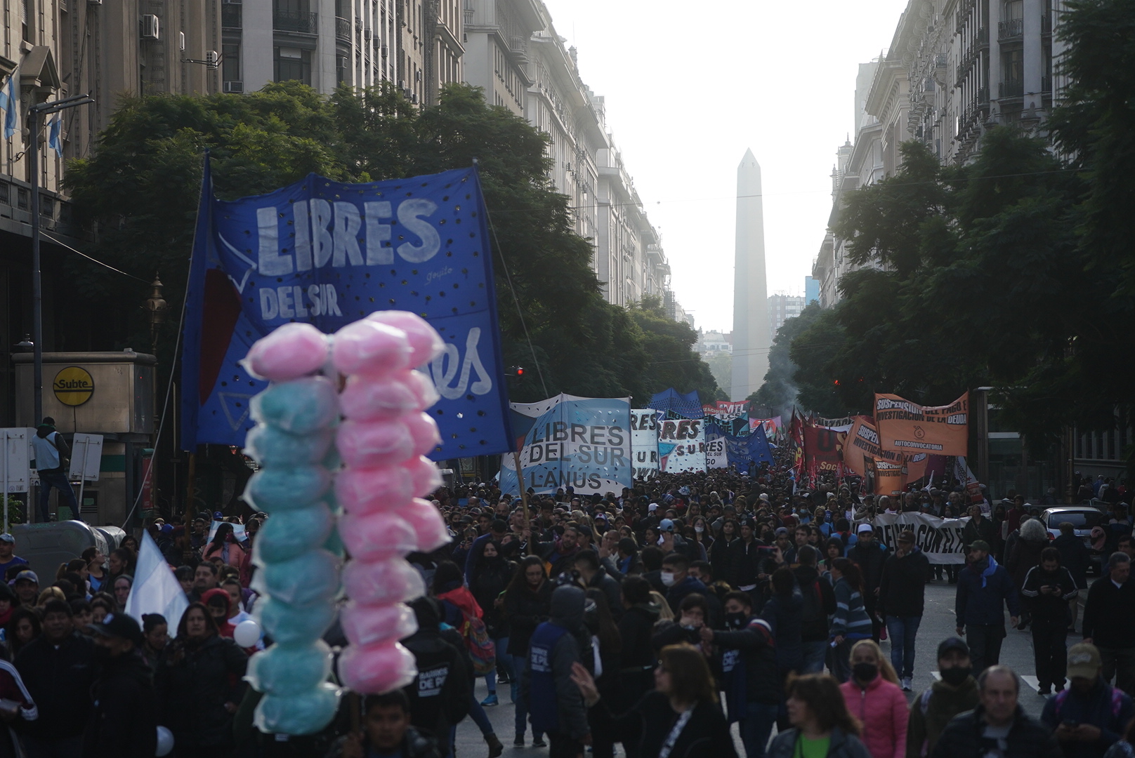Las columnas de las organizaciones llegan lentamente a Plaza de Mayo