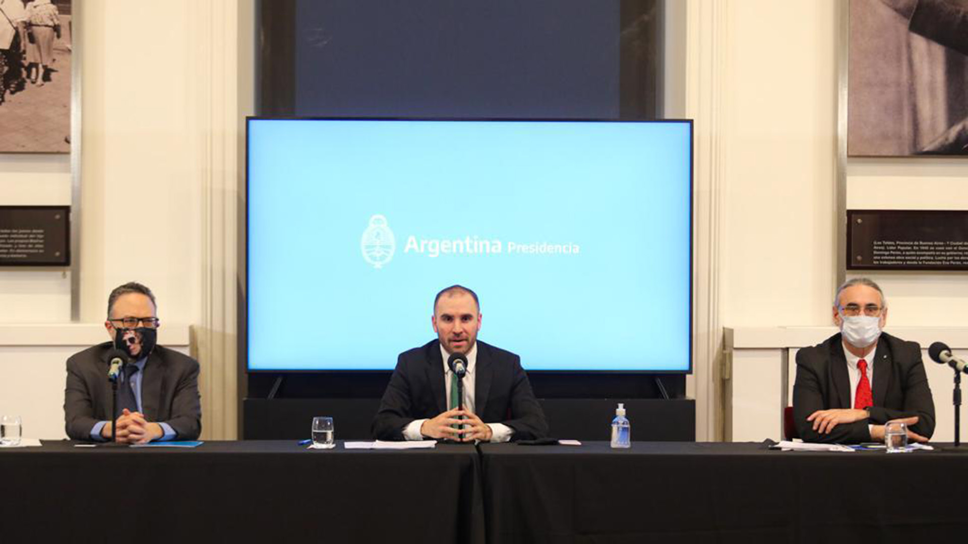 Matías Kulfas, ministro de Desarrollo Productivo; Martín Guzmán, ministro de Economía; y Luis Basterra, ministro de Agricultura, en los anuncios económicos de esta tarde en Casa Rosada