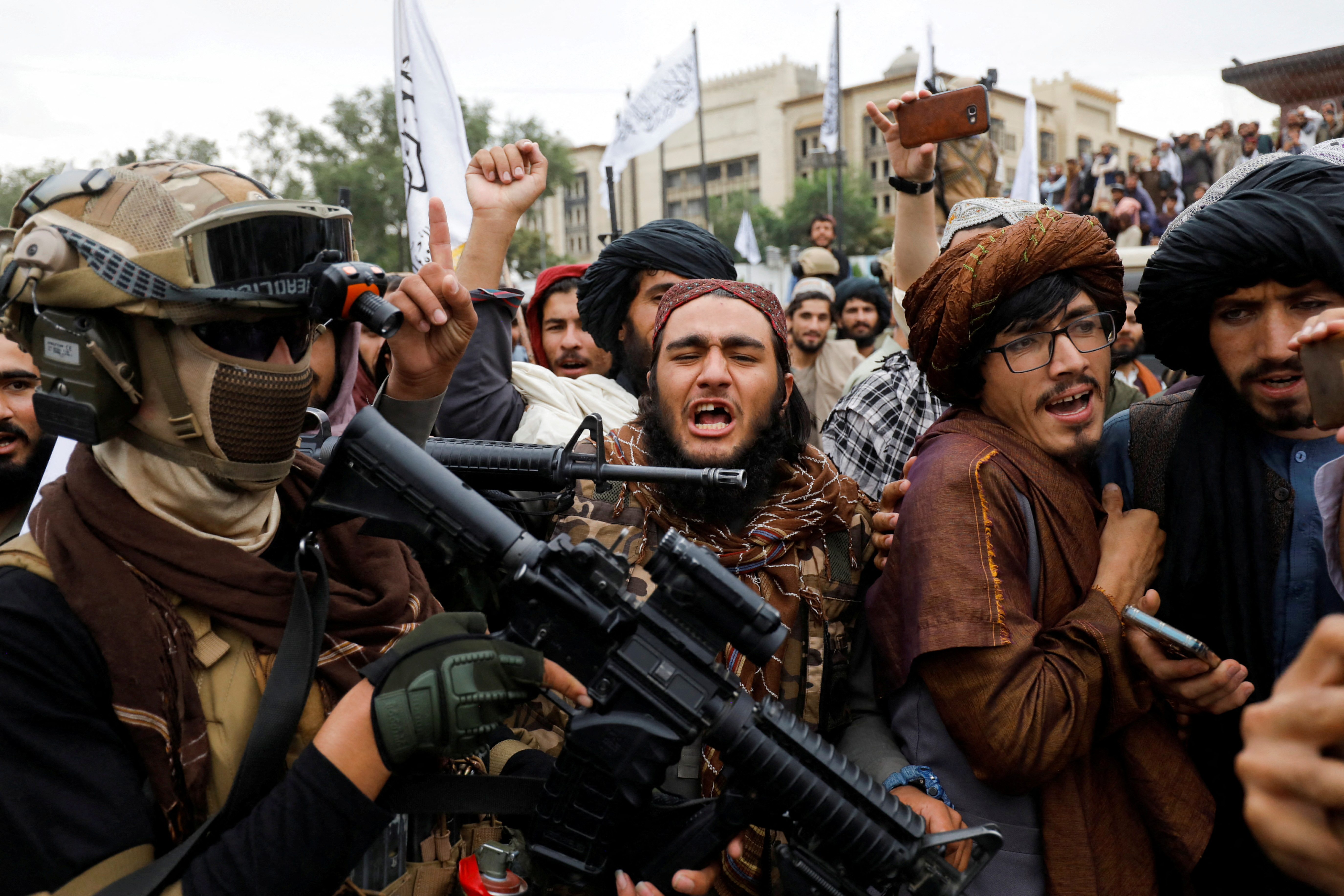 Talibanes festejando un año de su llegada al poder. (REUTERS/Ali Khara/File Photo)