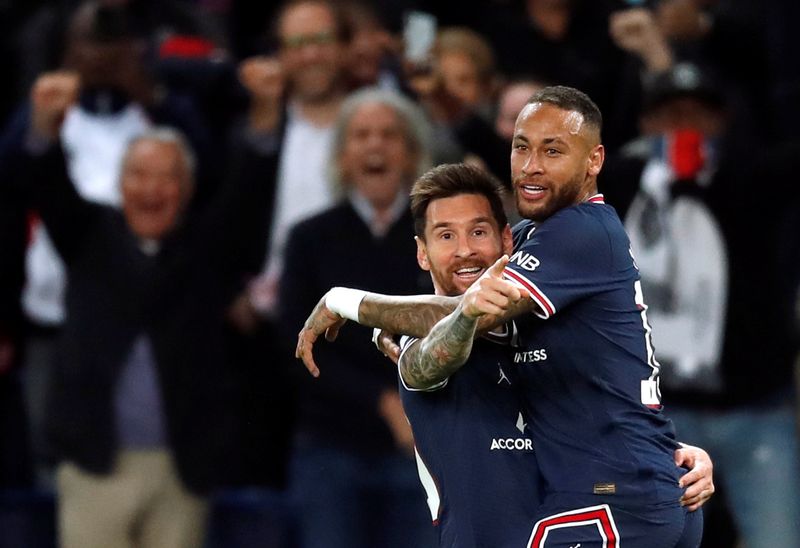 El gesto de Lionel Messi, señalando a Mbappé para que se sume al abrazo (REUTERS/Gonzalo Fuentes)