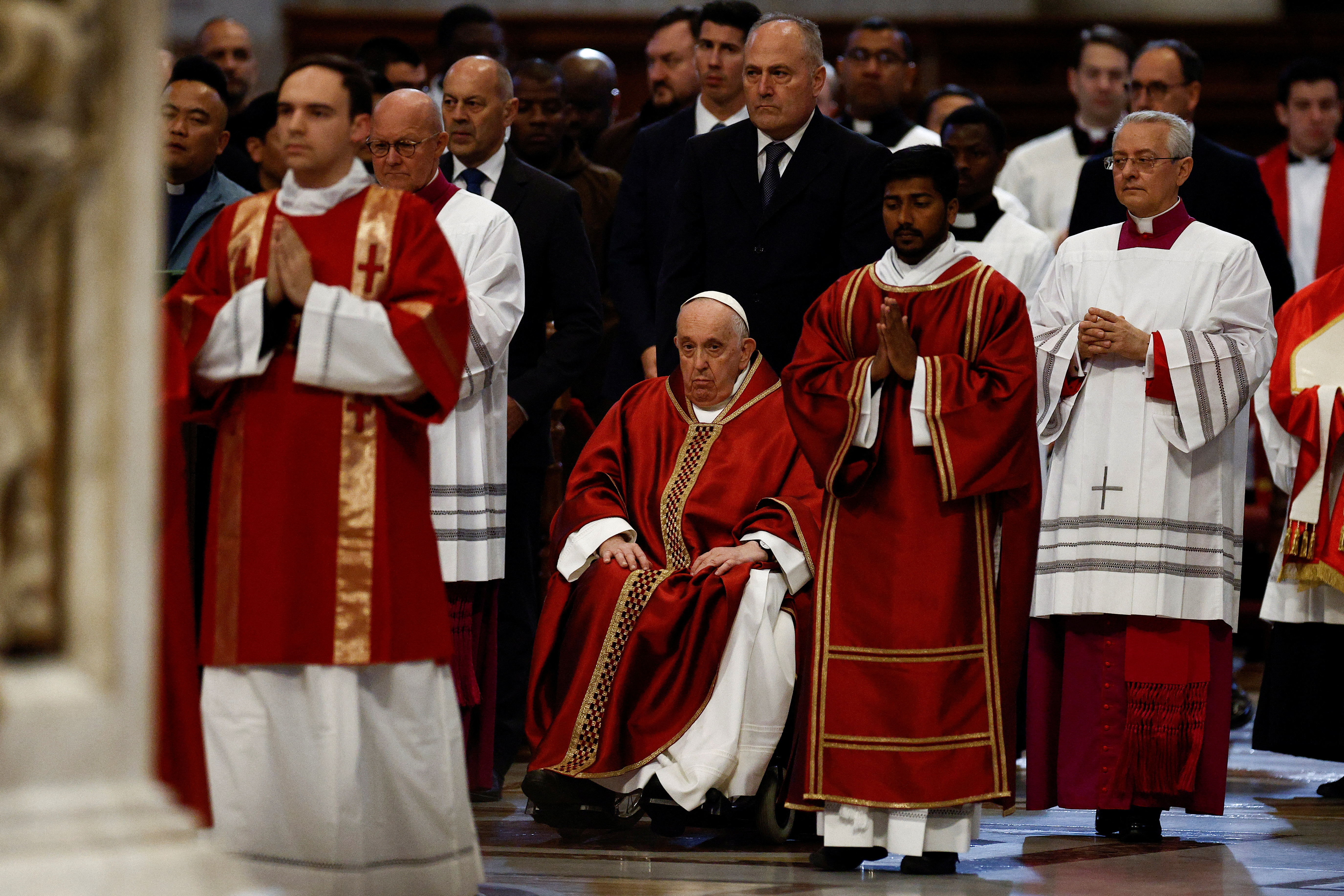 El papa Francisco encabeza la celebración de la Pasión del Señor en la Basílica de San Pedro (REUTERS/Guglielmo Mangiapane)