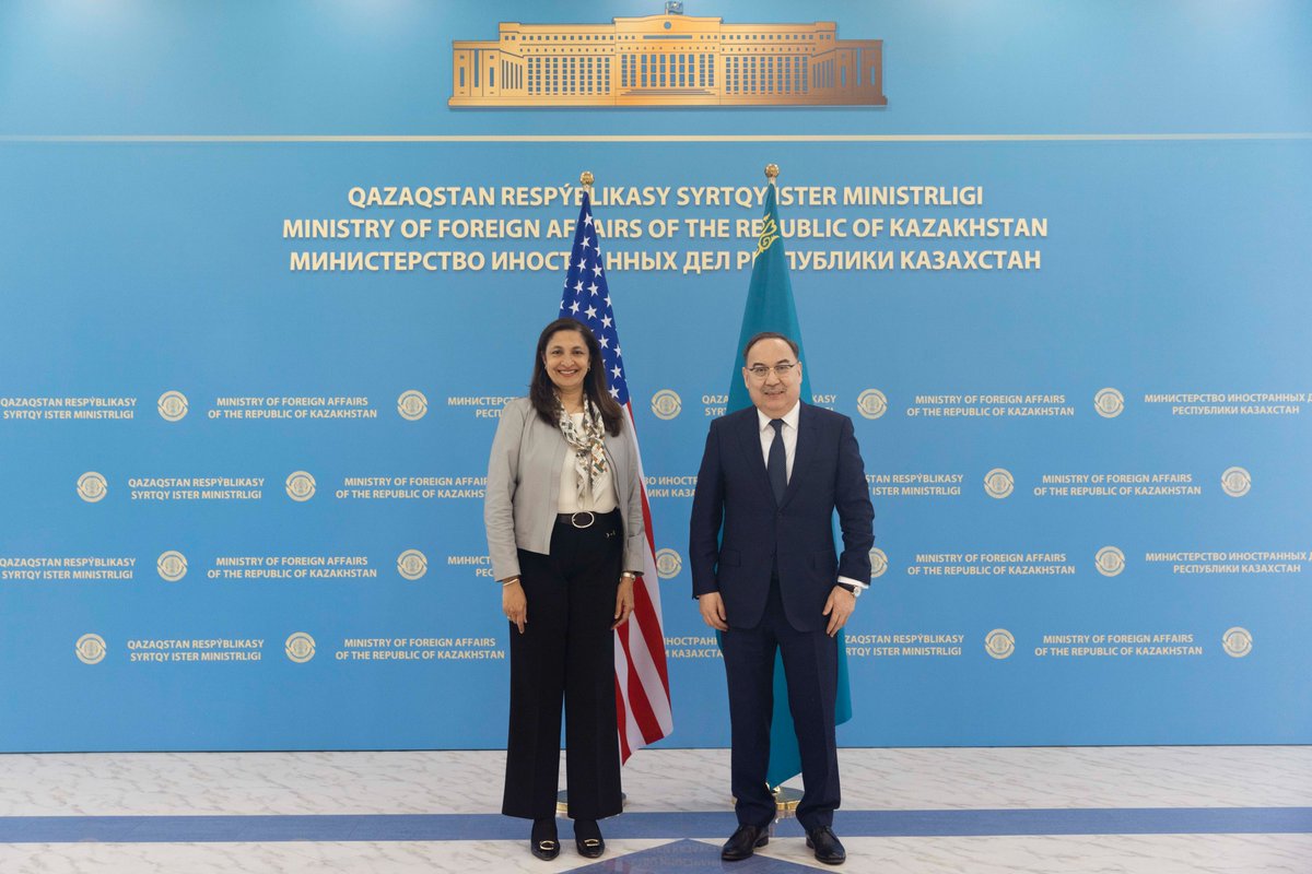 Ofensiva de Washington en Asia Central. La subsecretaria de DD. HH. de Estados Unidos, Uzra Zeya, firmó una serie de acuerdos con el canciller de Kirguistán, Ruslan Kazakbayev. (Pres. Khazajistán)