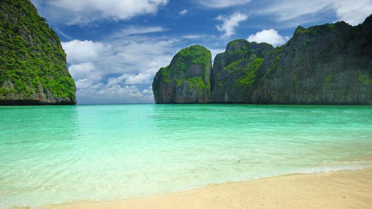 Maya Bay, la playa de “The Beach”, en Tailandia