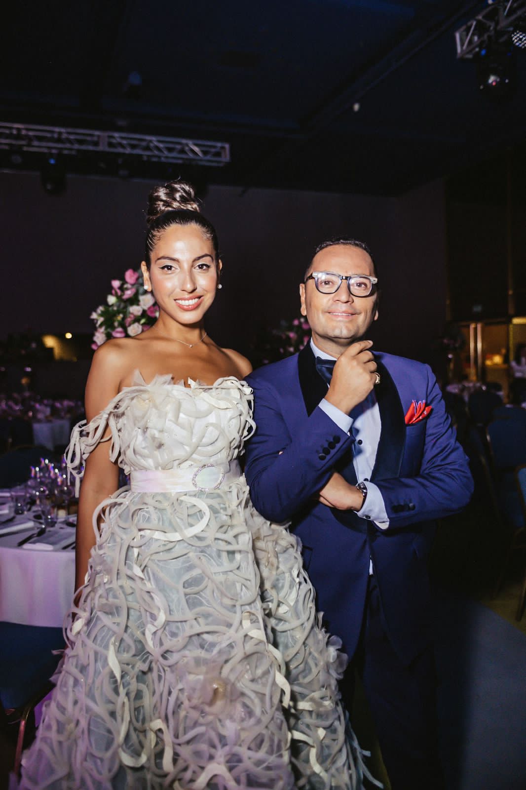 Alexia y Fabián recibieron a los invitados de la tradicional gala de punta en blanco