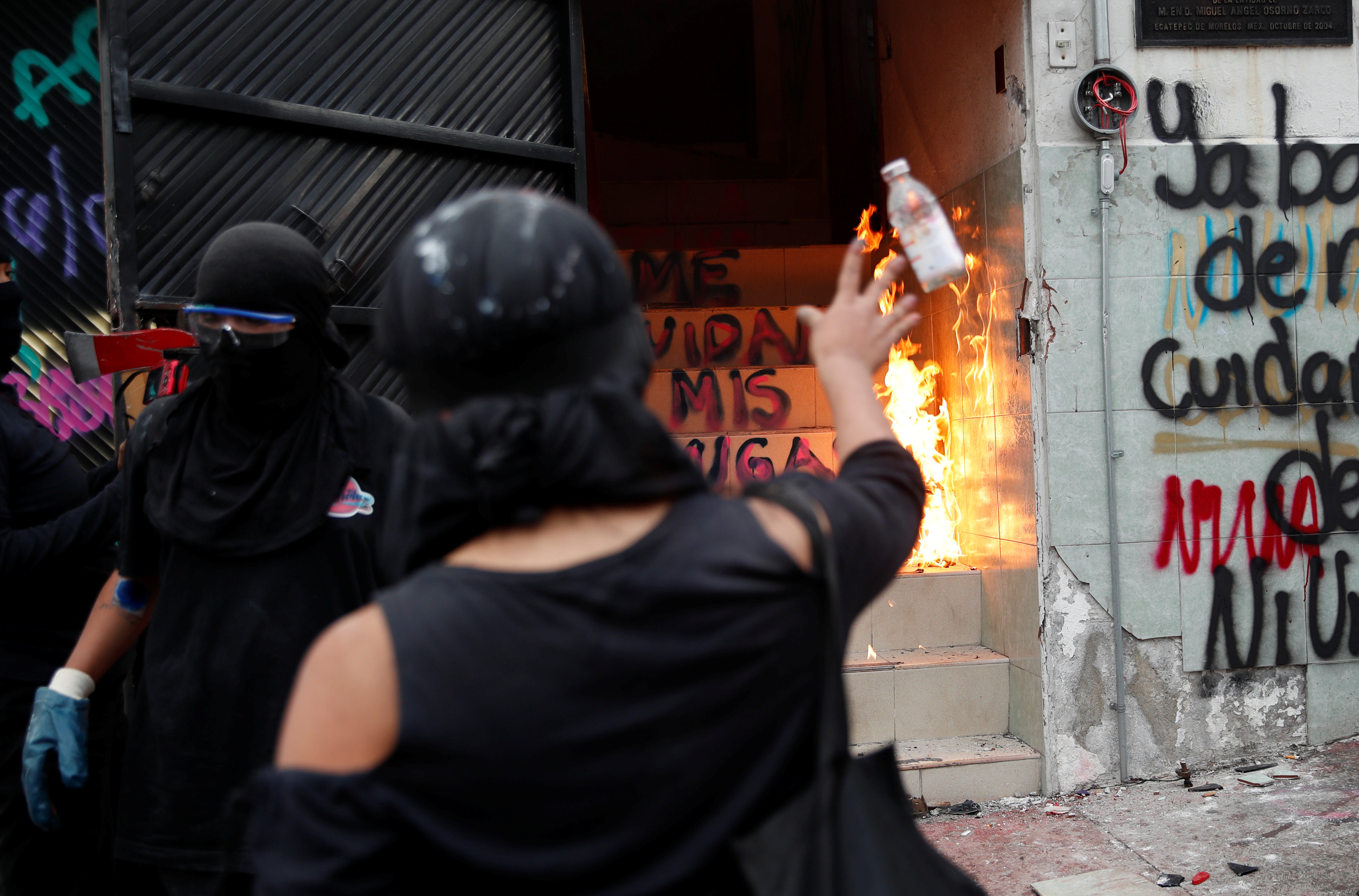Integrantes de un colectivo feminista vandalizan las instalaciones de la comisión de derechos humanos del estado de México, en apoyo a víctimas de violencia de género, en Ecatepec, Estado de México, México 11 de septiembre de 2020.