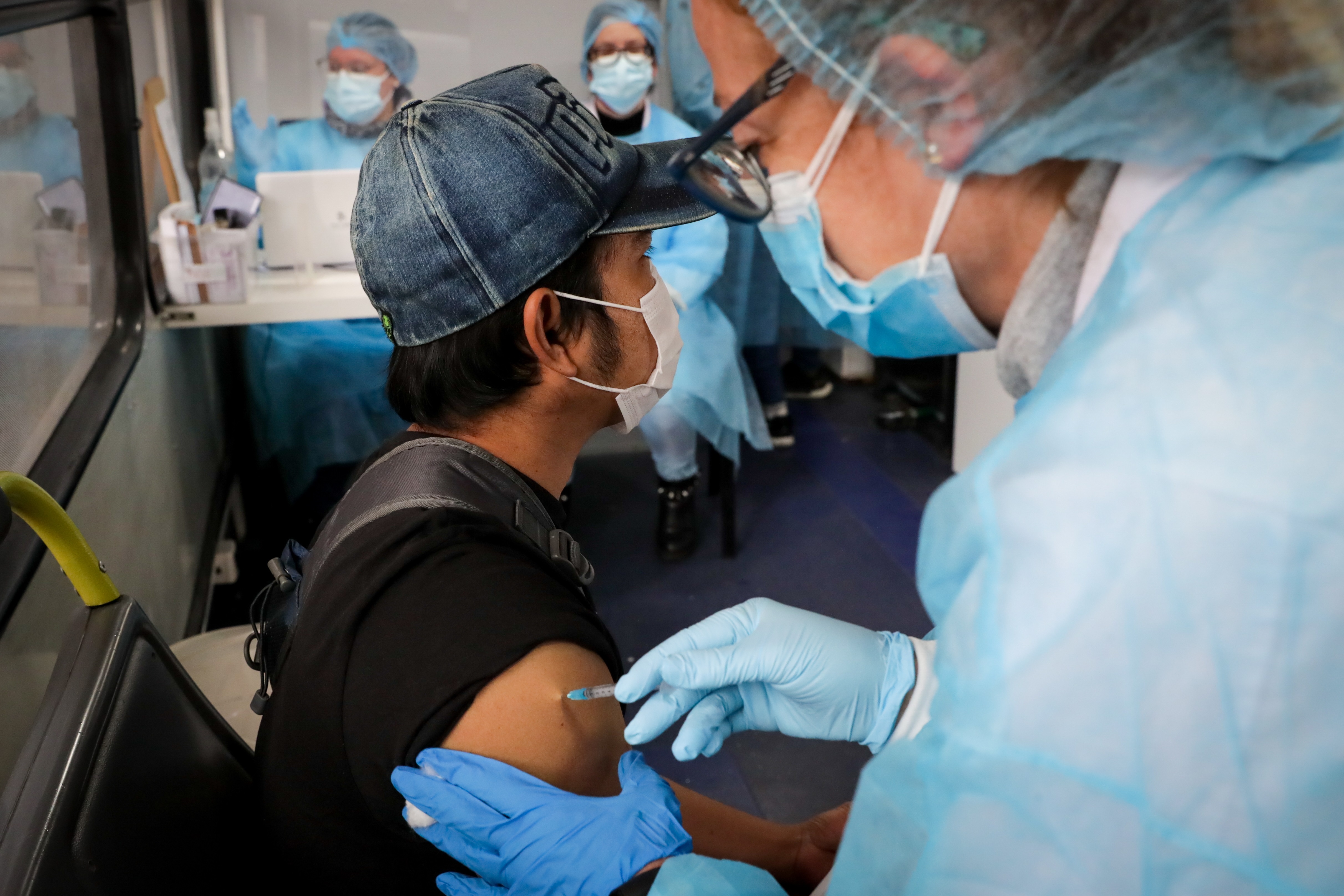 Un joven al ser vacunado contra el COVID-19 en Montevideo (EFE/Raúl Martínez/Archivo)
