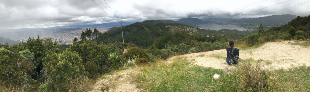 Desde el punto más alto del sendero de la Aguadora se puede observar la sabana de Bogotá y el embalse de San Rafael, en La Calera. Fotos: EAAB