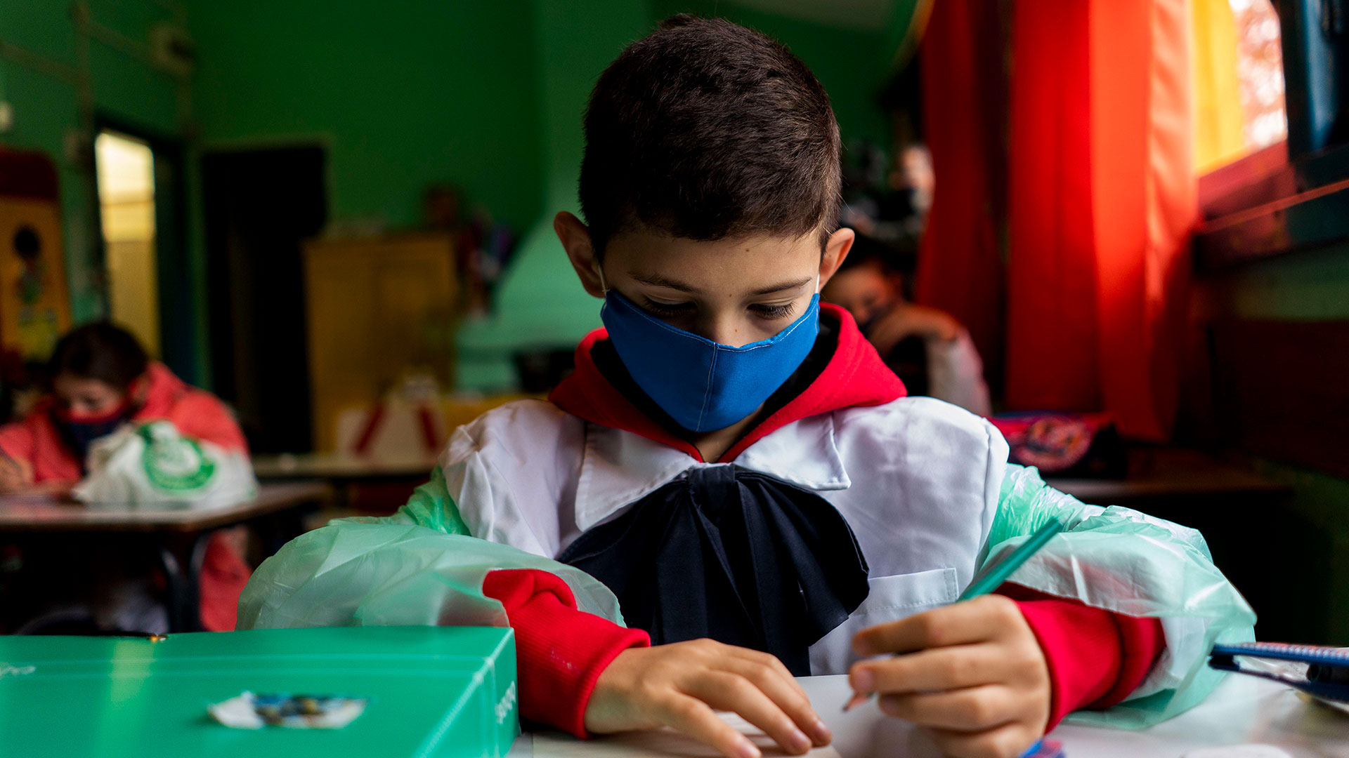 Desde el 22 de abril abrieron unas 900 escuelas rurales en zonas alejadas de la infección (AP)
