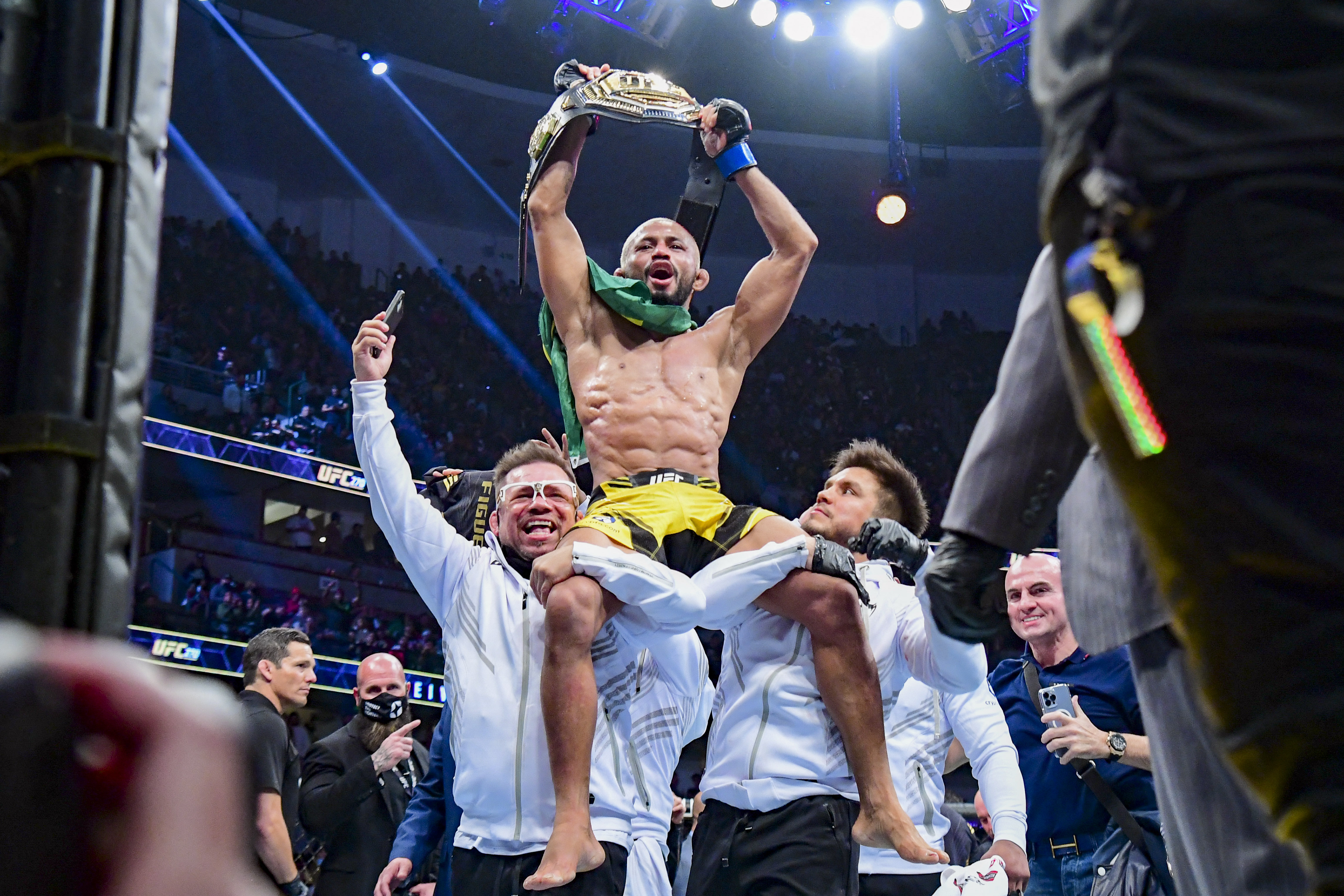 Deiveson Figueiredo derrotó por decisión unánime a Brandon Moreno y recuperó el título mosca de la UFC (Foto: Gary A. Vasquez/REUTERS)