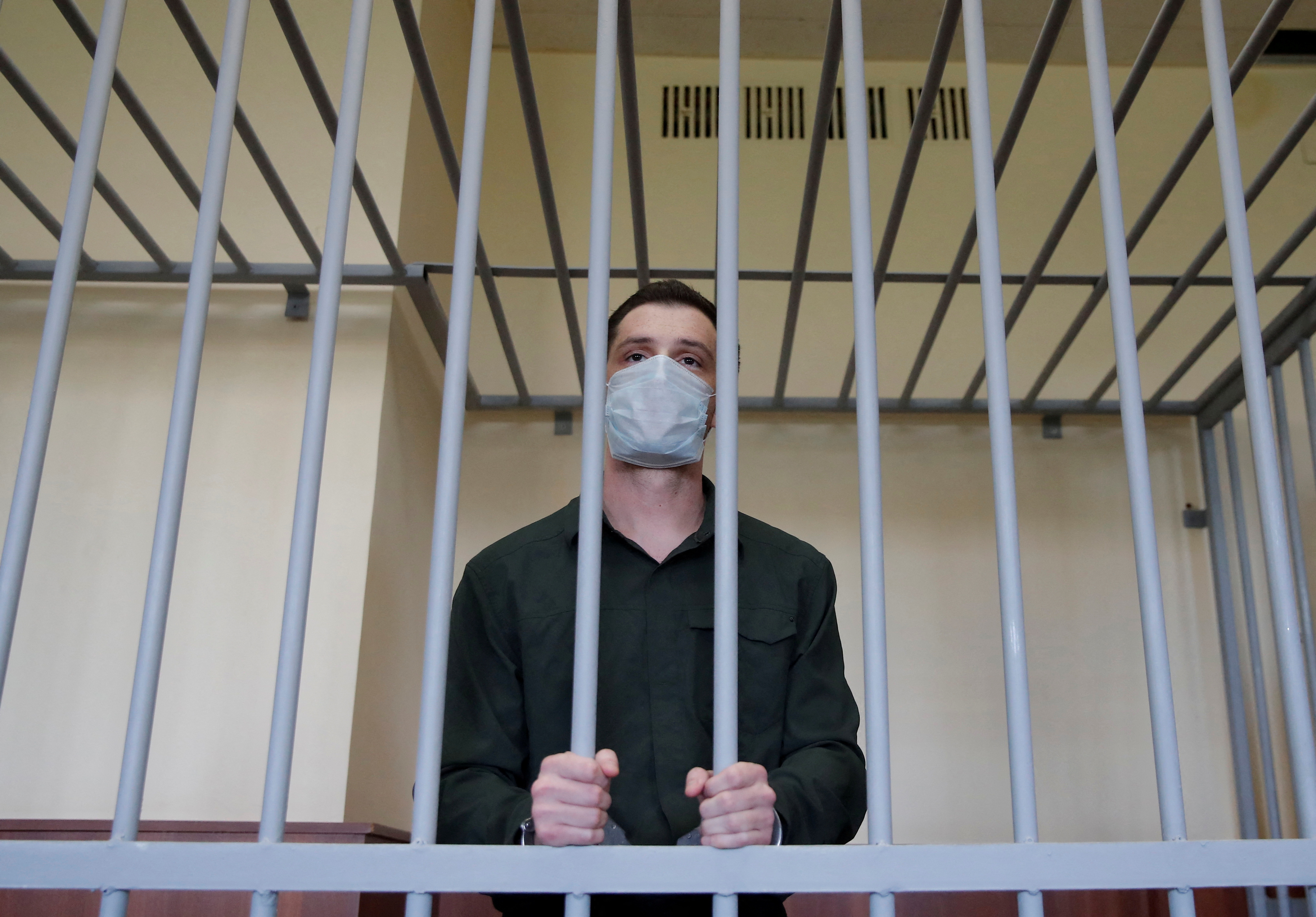 FOTO DE ARCHIVO: El exmarine estadounidense Trevor Reed, que fue detenido en 2019 y acusado de agredir a agentes de policía, permanece dentro de una jaula de acusados durante una vista judicial en Moscú, Rusia, el 30 de julio de 2020. REUTERS/Maxim Shemetov