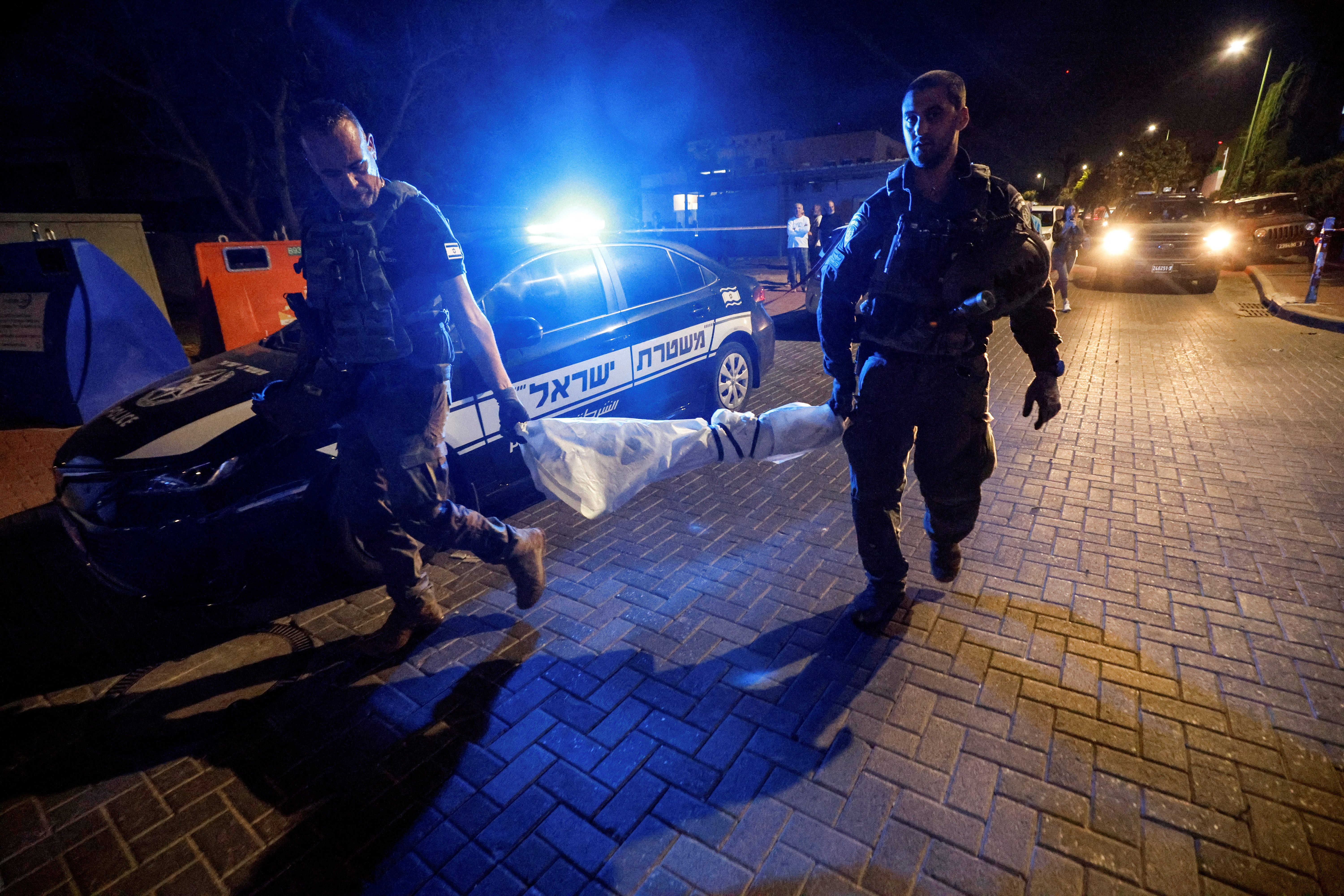 Personal de seguridad israelí transporta parte de un cohete que fue disparado desde Gaza y cayó cerca de una casa en Ashkelon, Israel 10 de mayo 2023, REUTERS/Amir Cohen