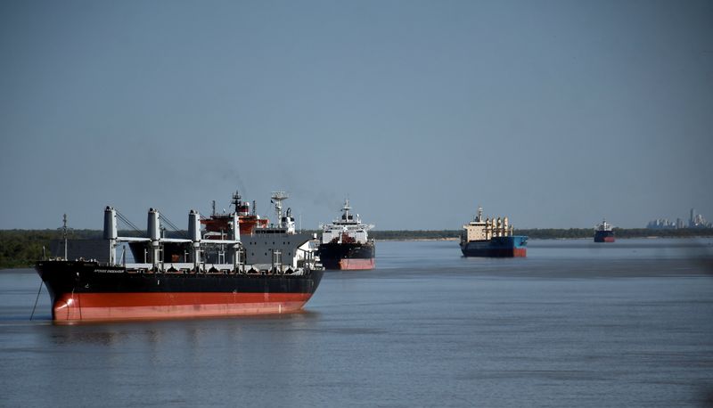 Barcos afectados por la medida de fuerza en los puertos argentinos, a la espera de cargar mercadería (Reuters) 