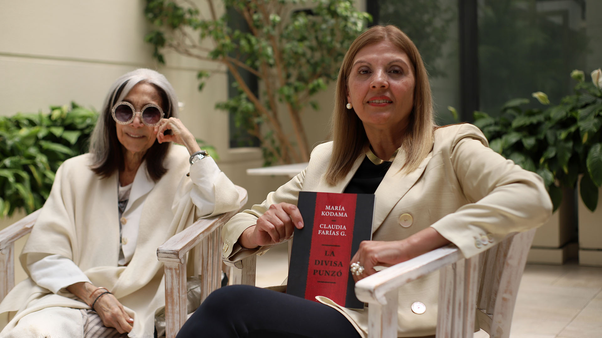 María Kodama junto a Claudia Farías Gómez en la presentación de su libro en común.