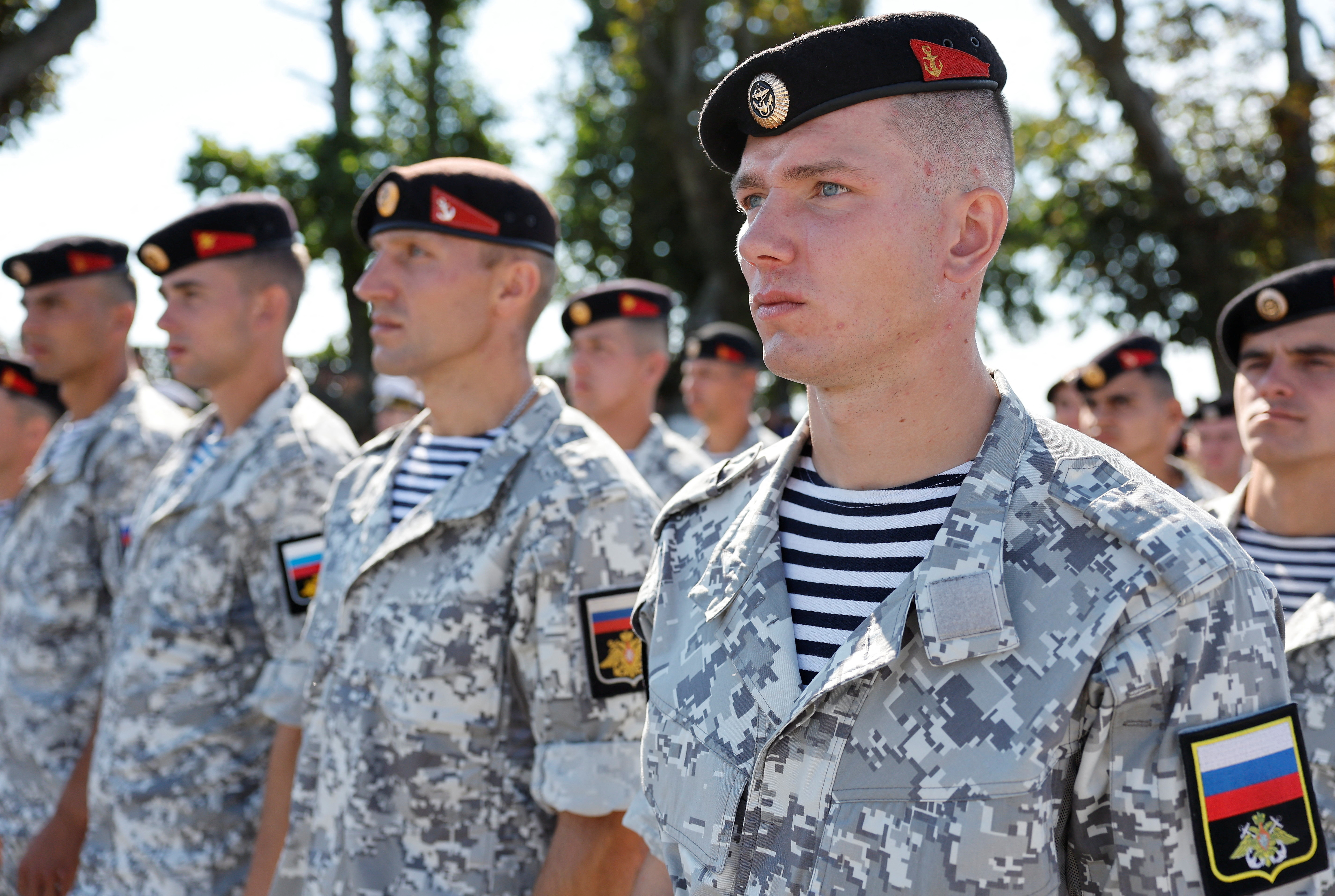 Marines de Rusia participan en la ceremonia de apertura de la competencia internacional Seaborne Assault 2022 como parte de los Juegos Internacionales del Ejército, en el campo de tiro de Khmelevka en la región de Kaliningrado, Rusia, 13 de agosto de 2022. (REUTERS/Vitaly Nevar)